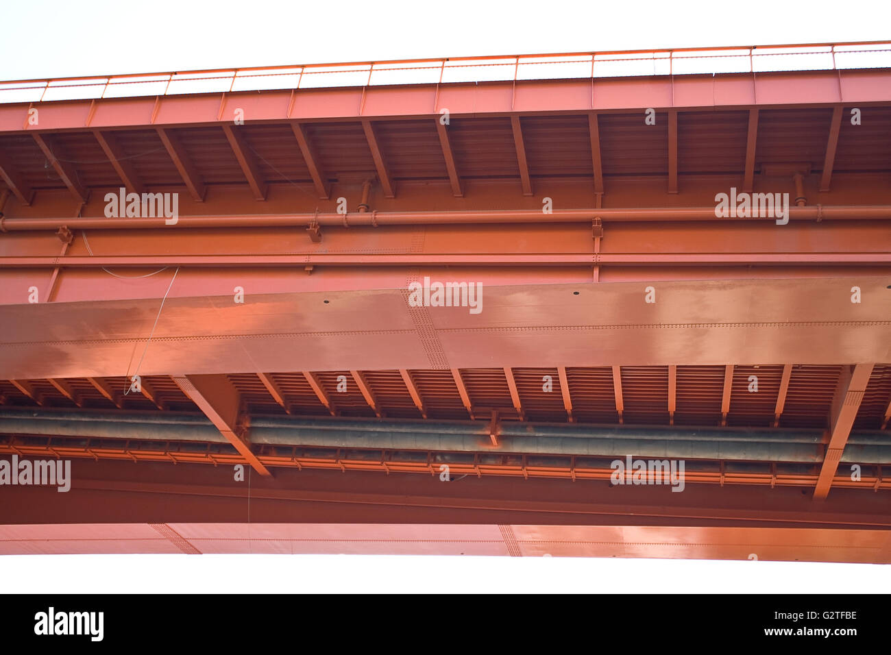 Sotto rosso ponte in acciaio costruzione Foto Stock