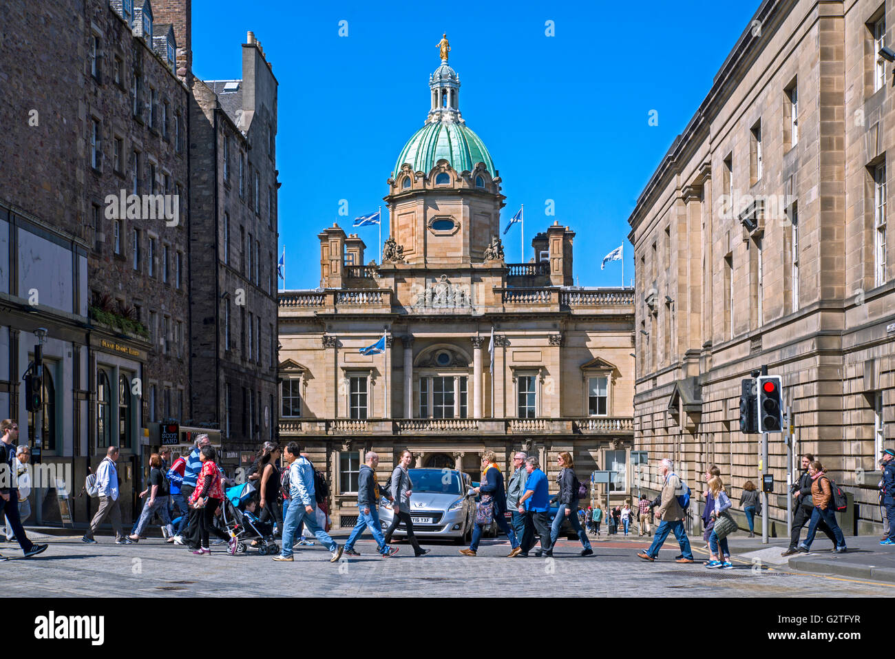 Pedoni camminando sul Royal Mile, nella parte anteriore del Lloyds Banking Group Sede scozzese ex HBoS ,il Tumulo, Edimburgo Foto Stock