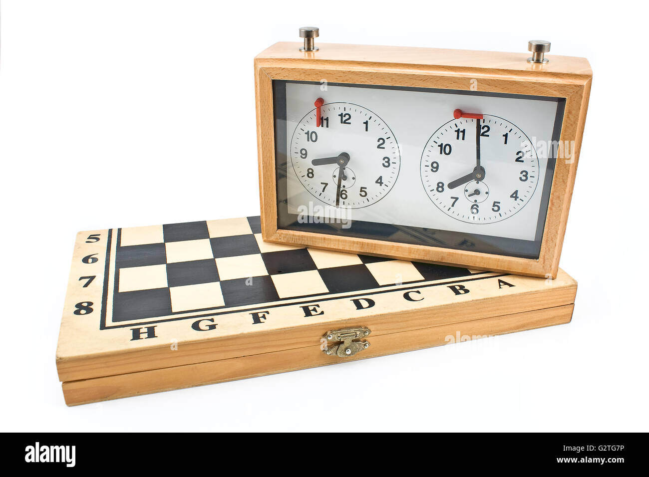Orologio di scacchi sulla scacchiera isolato su bianco Foto Stock