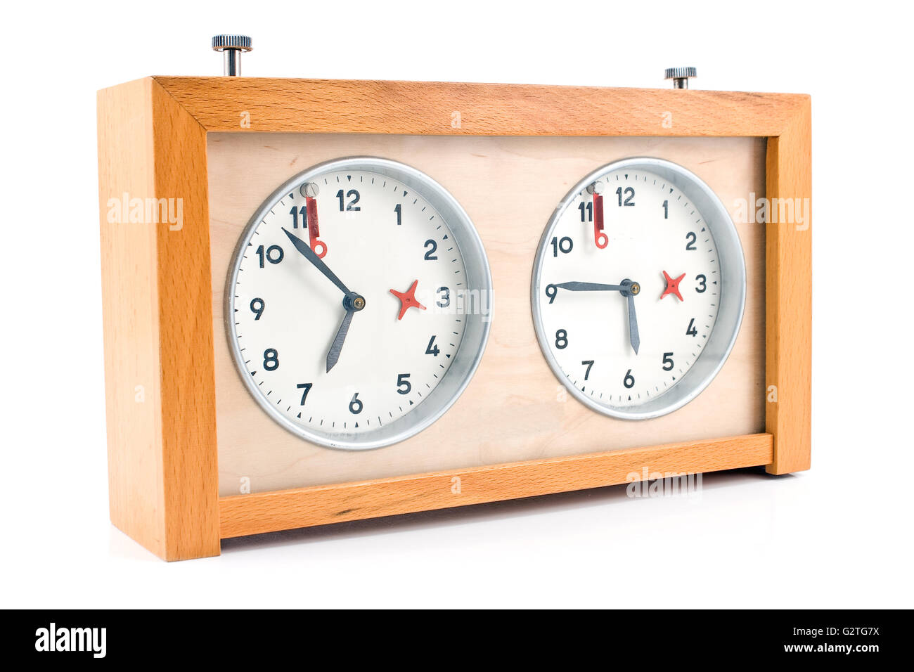 Orologio scacchi isolato su bianco Foto Stock