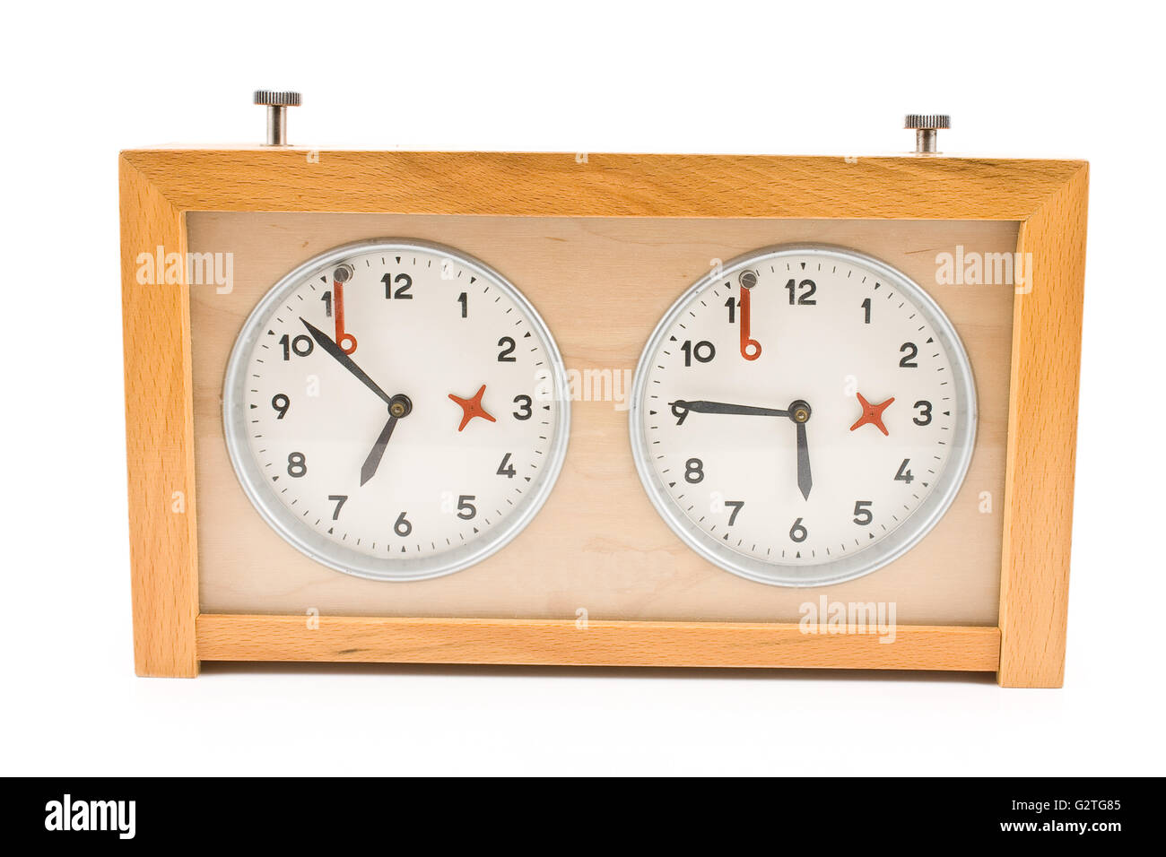 Orologio scacchi isolato su bianco Foto Stock