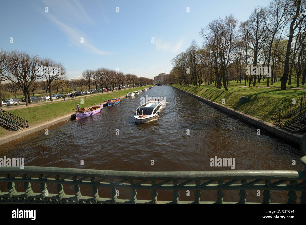 Fiume Moyka con navi turistiche a Mihaylovskiy giardino in Saints-Petersburg Foto Stock