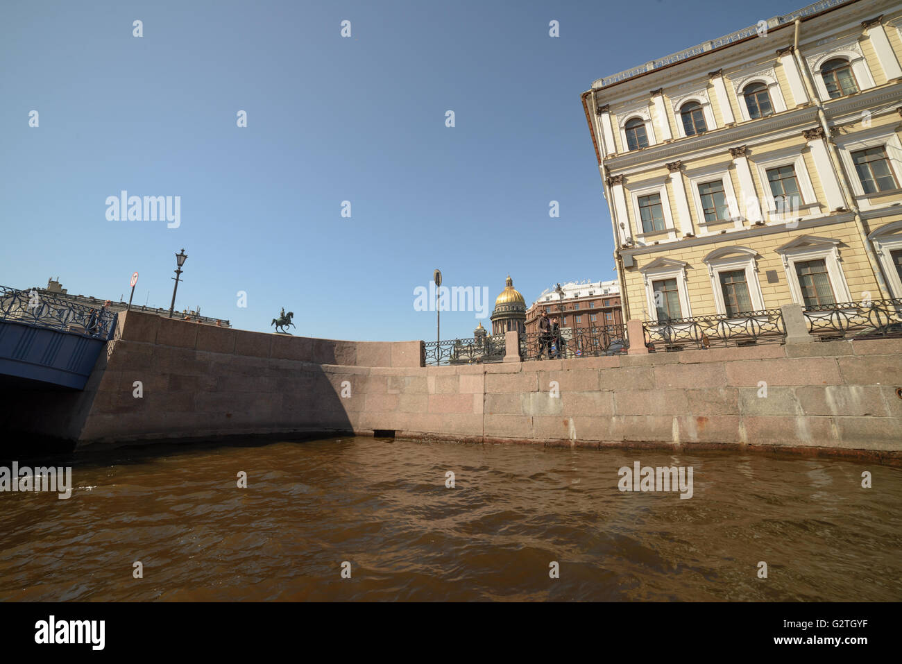 Isakiy tempio in Saint-Petesburg prese a ponte Siniy sotto il fiume Moyka. Foto Stock