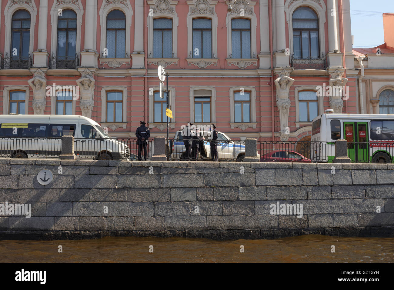 La polizia sul fiume Fontanka embankment in Saints-Petersburg Foto Stock