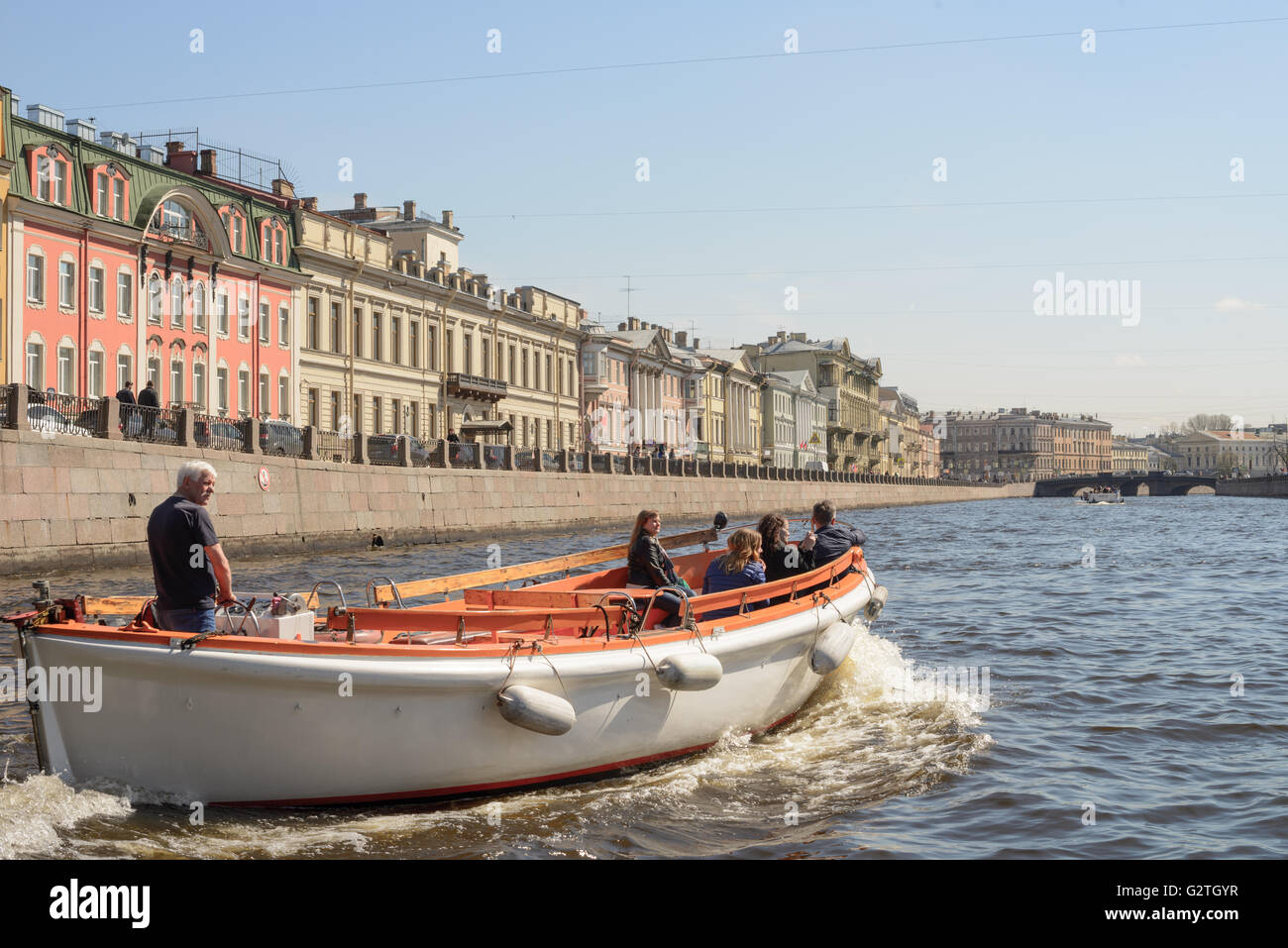 Le persone felici in barca sul fiume Fontanka in Saints-Petersburg Foto Stock