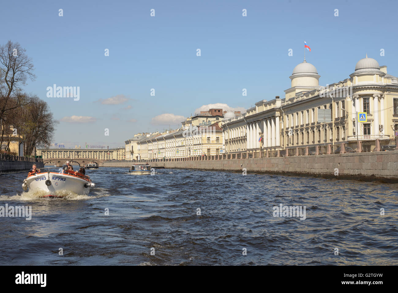 Fontanka fiume con navi turistiche in Saints-Petersburg Foto Stock