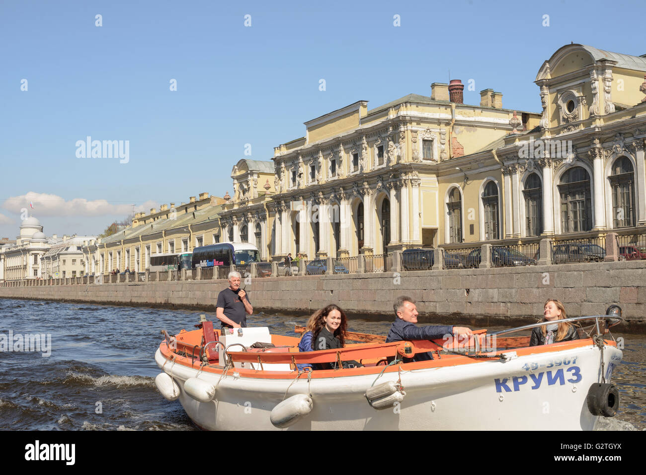 Le persone felici in barca sul fiume Fontanka in Saints-Petersburg Foto Stock