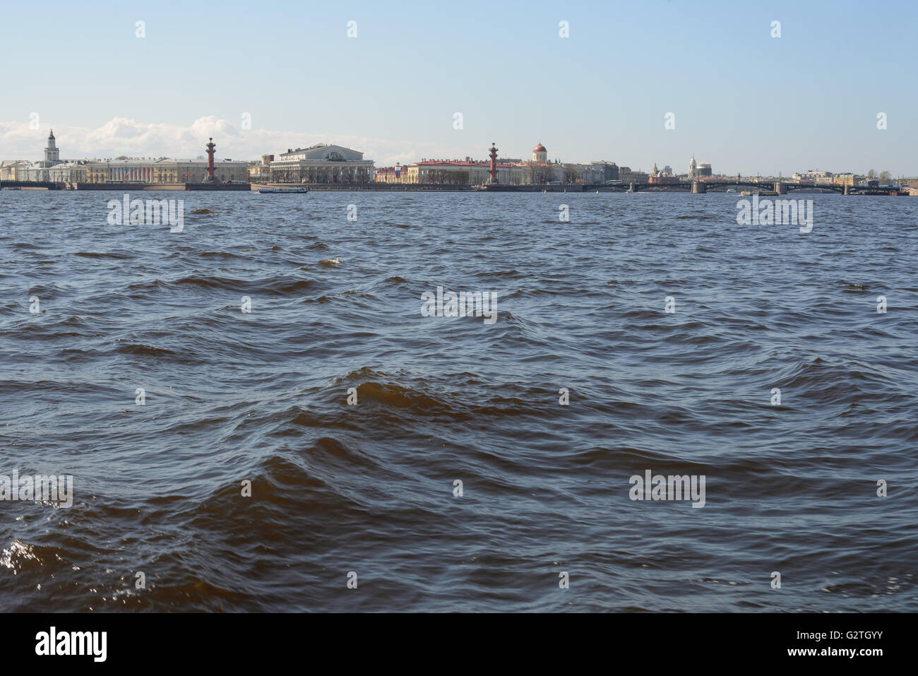 Fiume Neva con navi turistiche con Vasilevskiy isola dietro in Saints-Petersburg Foto Stock