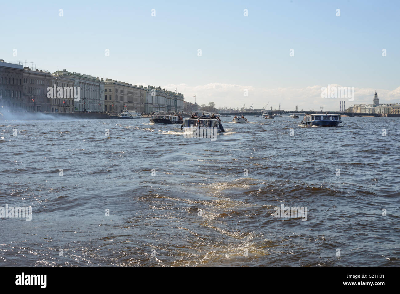 Fiume Neva con navi turistiche con Dvortzovaya terrapieno dietro in Saints-Petersburg Foto Stock