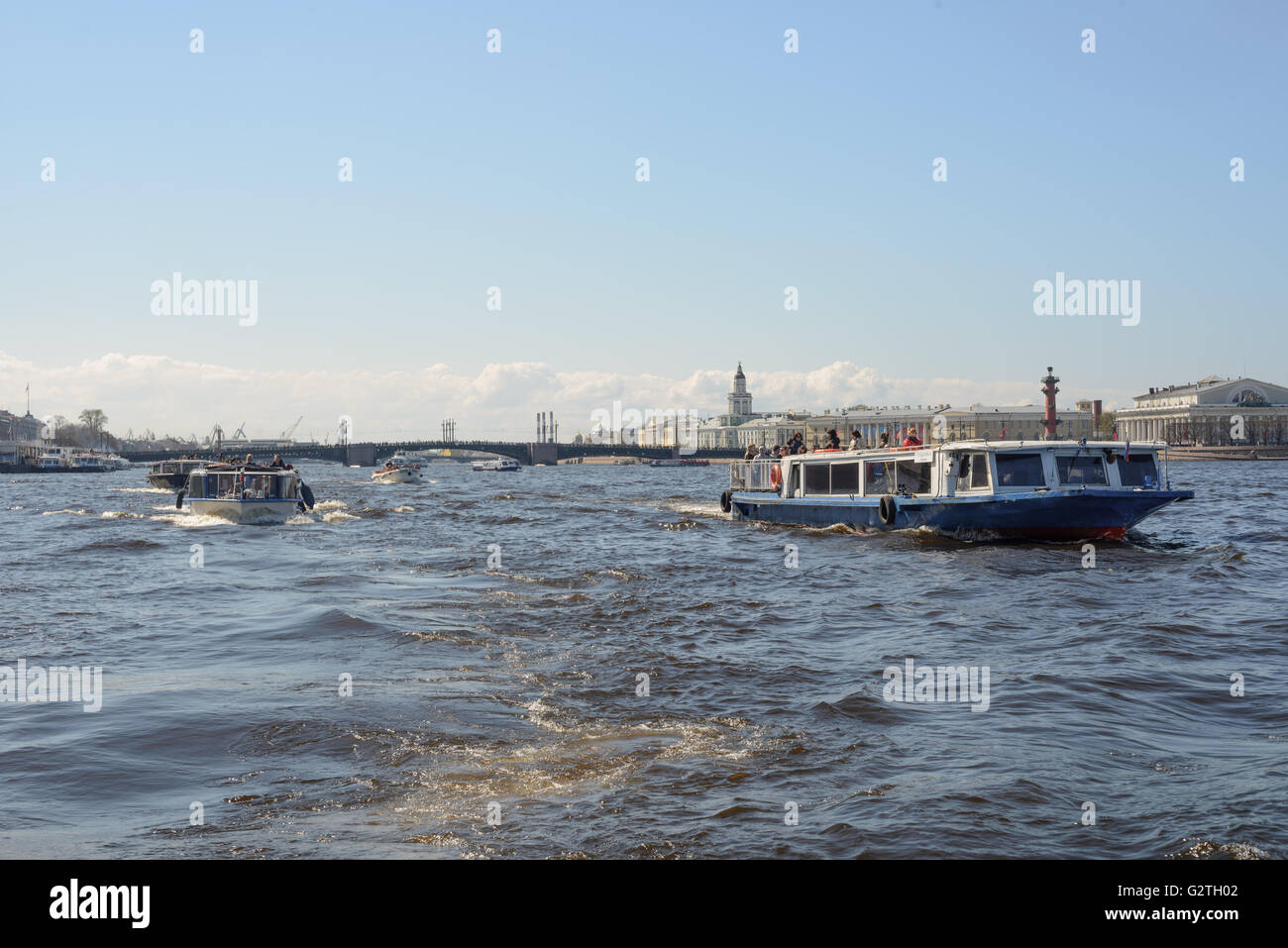 Fiume Neva con navi turistiche con Vasilevskiy isola dietro in Saints-Petersburg Foto Stock