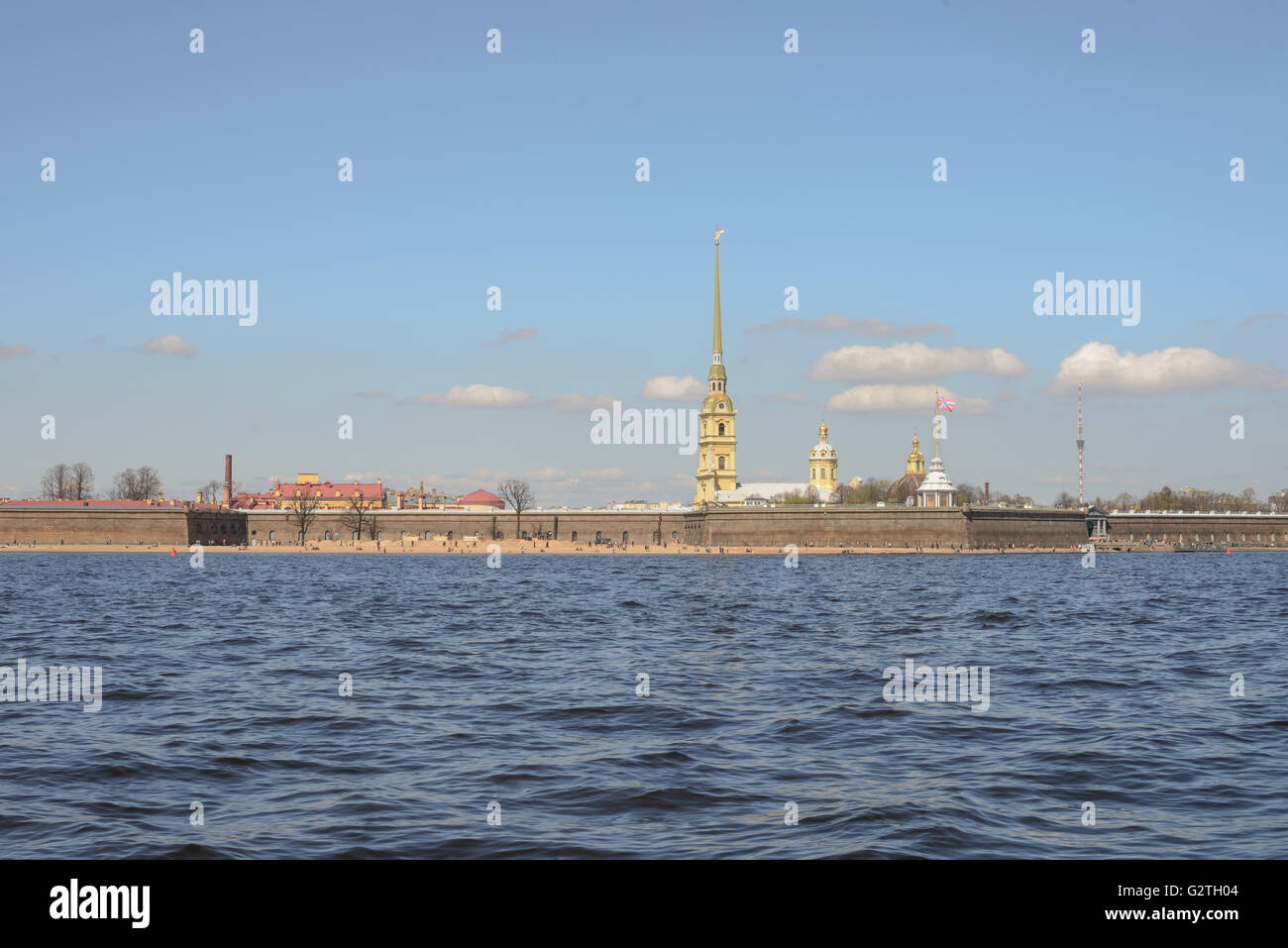 Fortezza Petropavlovskaya sotto il fiume Neva in Saints-Petersburg Foto Stock