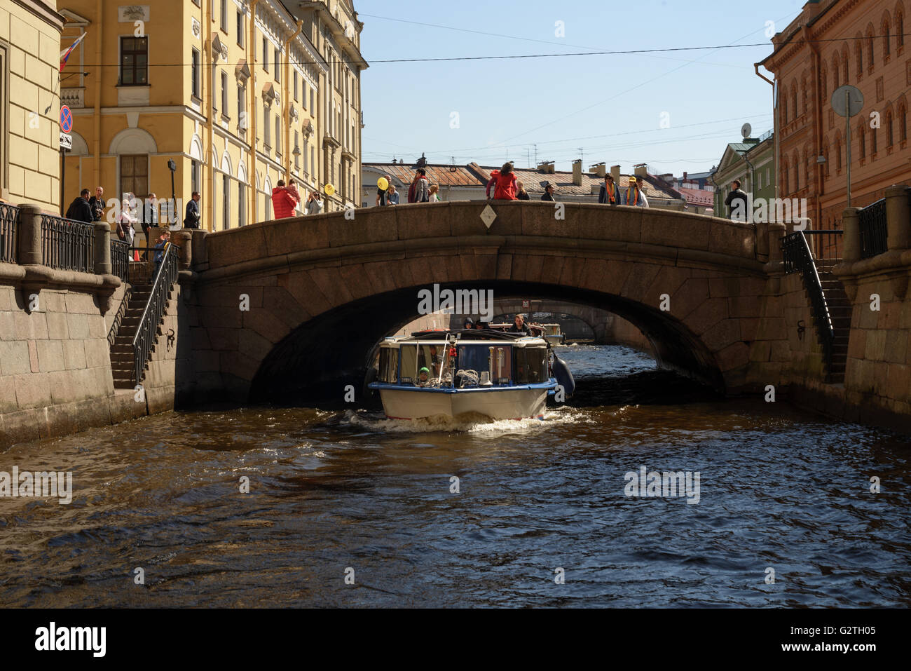 Zimnyaya Kanavka canale con barche di viaggio sotto il ponte di inverno in Saints-Petersburg Foto Stock