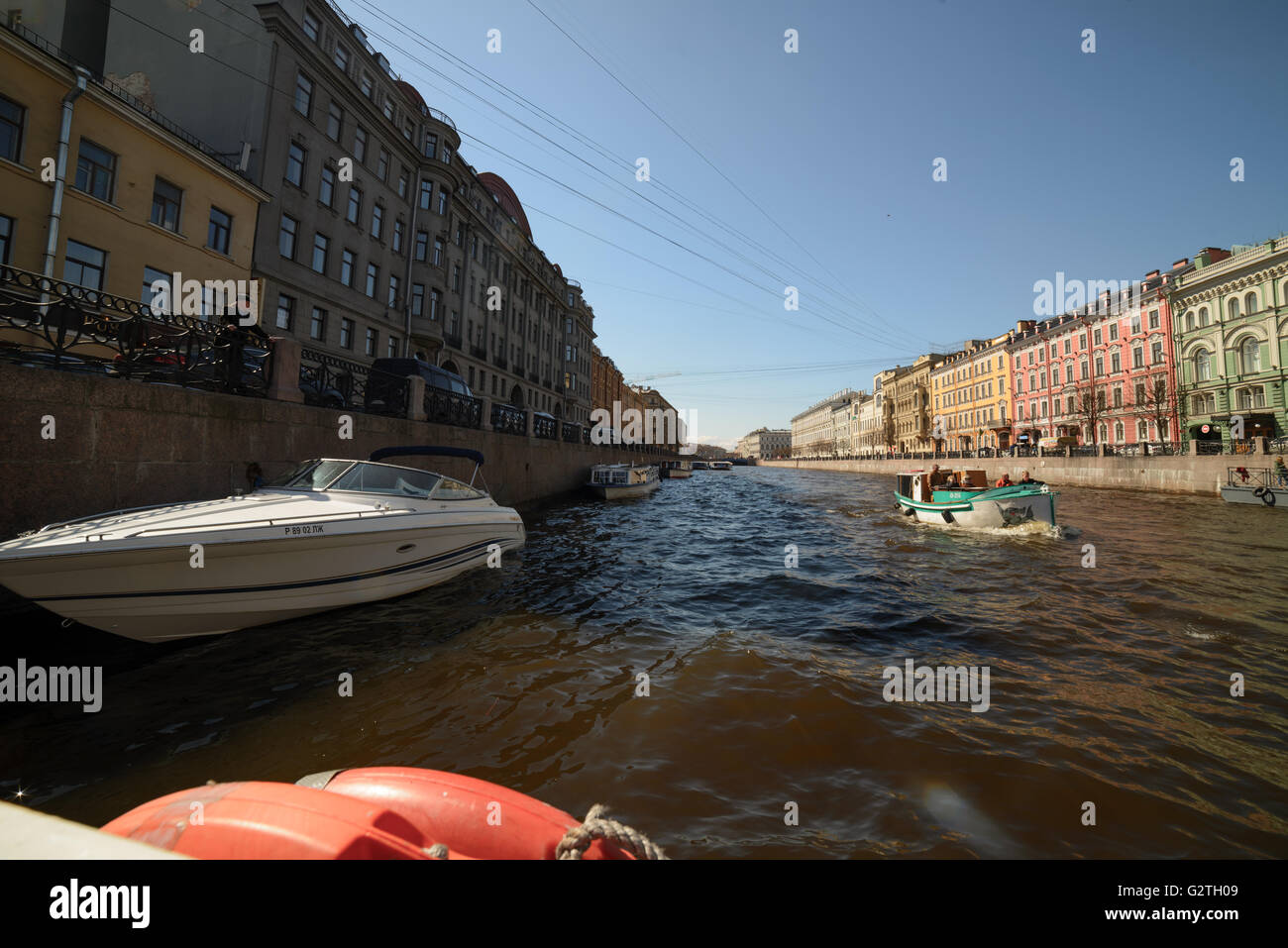 Fiume Moyka con barche di viaggio in Saints-Petersburg vicino a ponte rosso Foto Stock