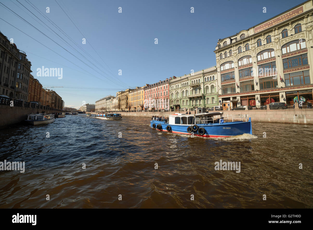 Fiume Moyka con barche di viaggio in Saints-Petersburg vicino a ponte rosso Foto Stock