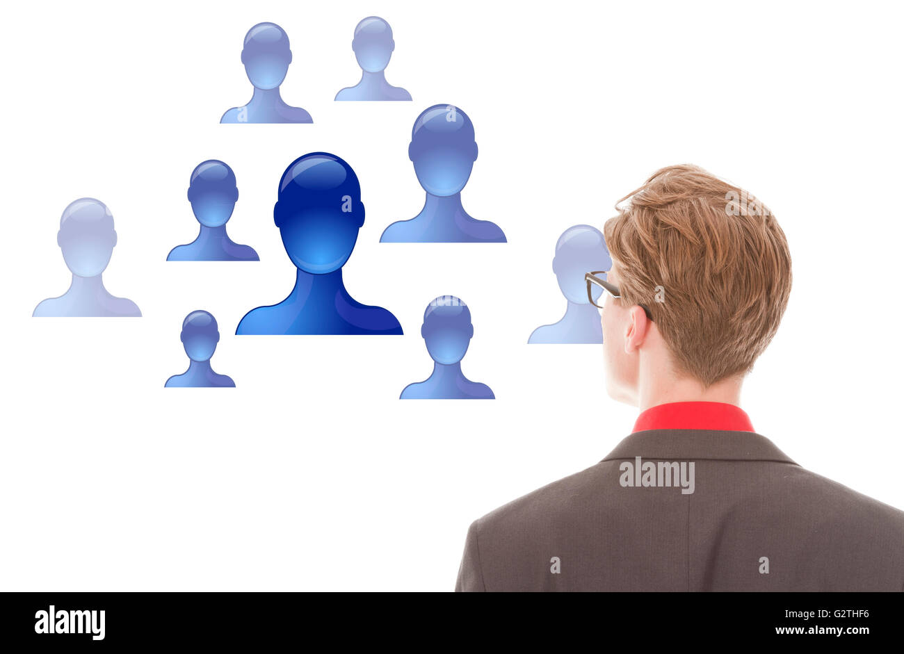 Giovane imprenditore guardando amici virtuali isolate su sfondo bianco Foto Stock