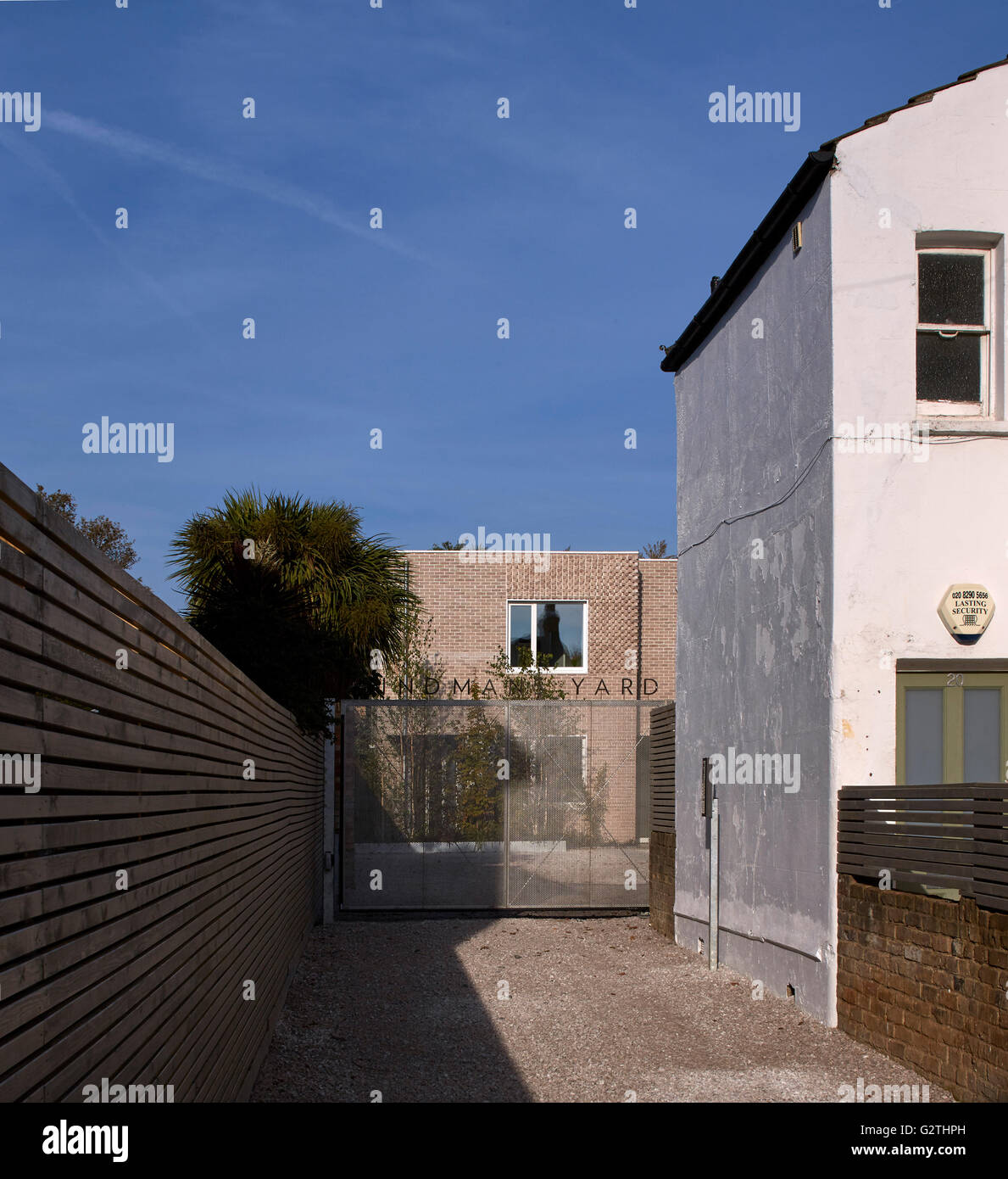 Vista dall'ingresso vicolo. Hindman's Yard, Londra, Regno Unito. Architetto: Foster Lomas, 2015. Foto Stock