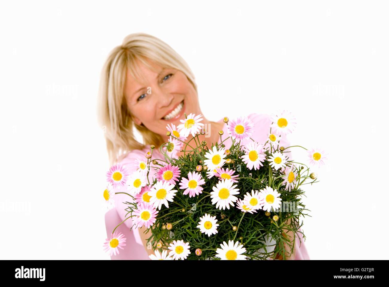 Donna allegra holding bouquet di marguerites nelle sue mani Foto Stock