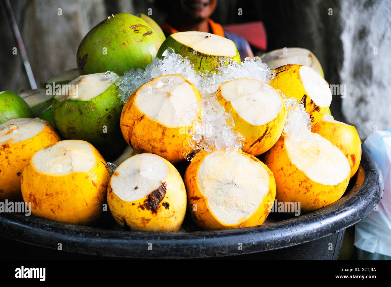 Giovani noci di cocco su ghiaccio e pronti da bere Foto Stock