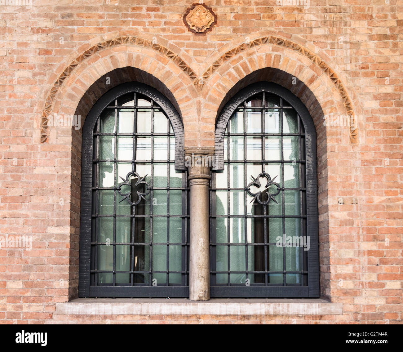 Bifora di italiano palazzo medievale. Foto Stock