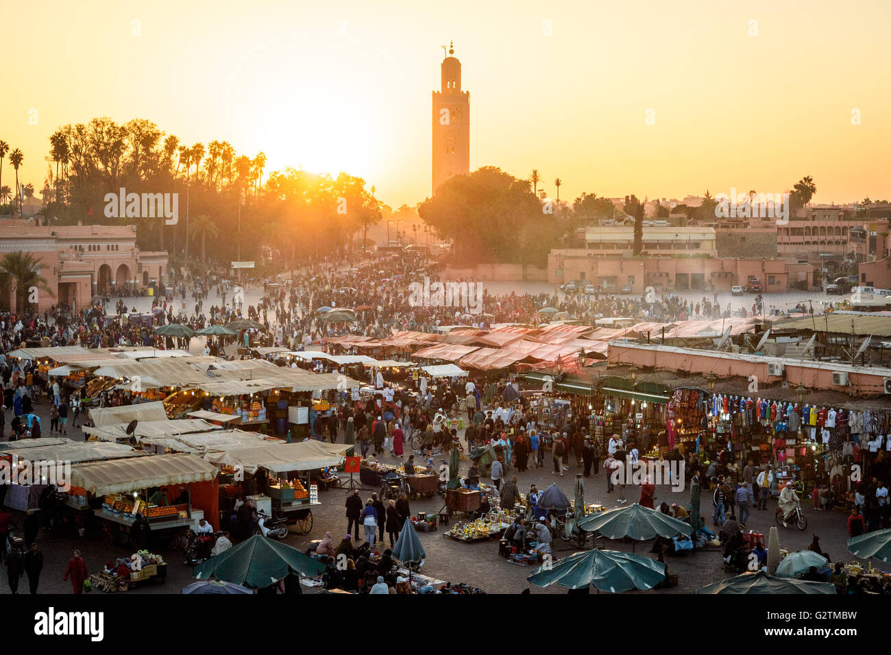 Djemaa el Fna a Marrakech al tramonto con la vista della moschea Foto Stock