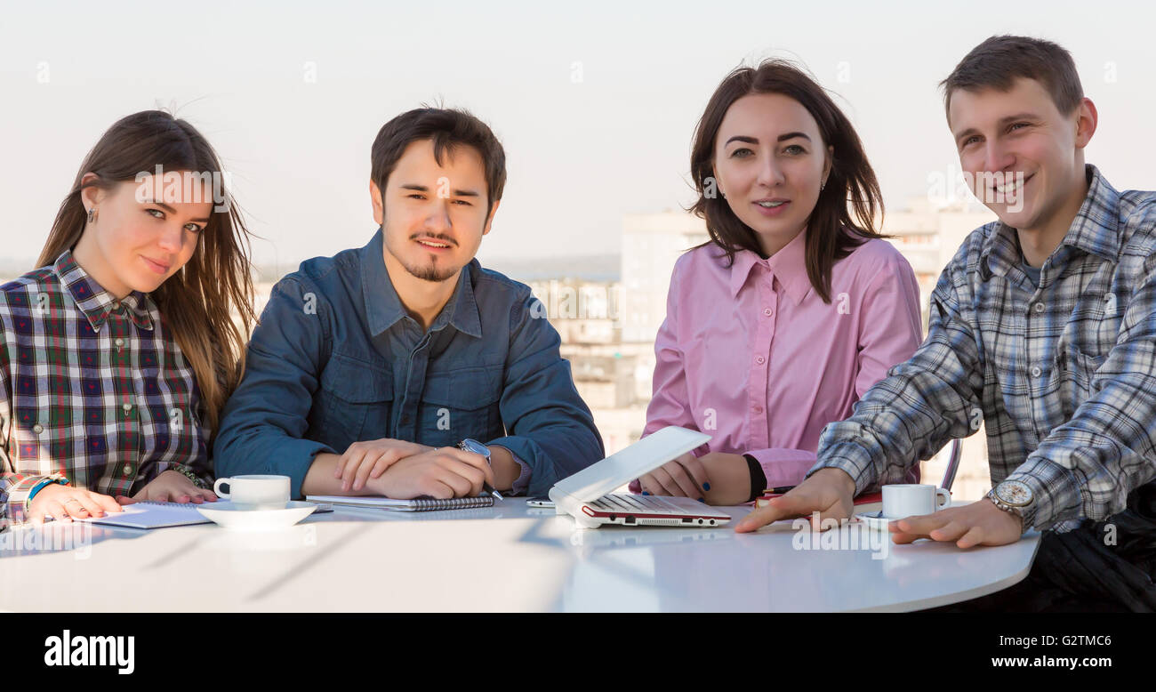 Gruppo di giovani vestiti casual persone su informale riunione aziendale Foto Stock