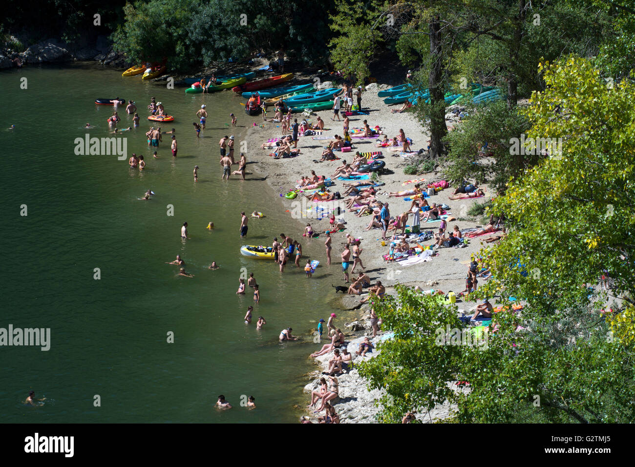 Spiaggia sul fiume Ardèche, vicino a Vallon Pont d'Arc, Ardèche, Rhone-Alpes, Francia Foto Stock