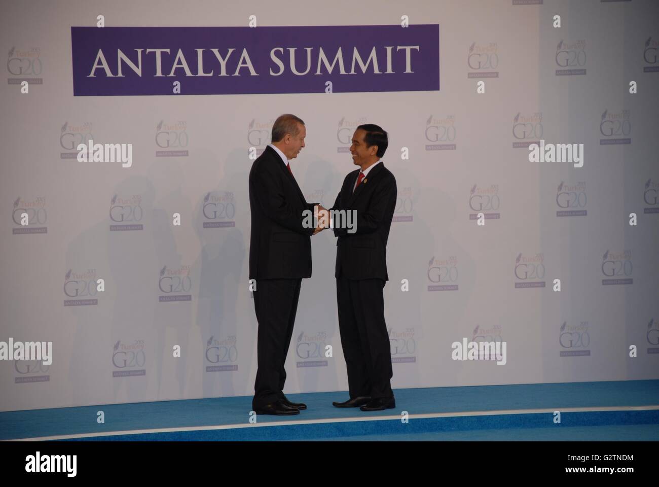 Il Presidente indonesiano Joko Widodo (R) è accolto dal Presidente turco Recep Tayyip Erdogan, durante il G20 Turchia Leaders Summit. Foto Stock