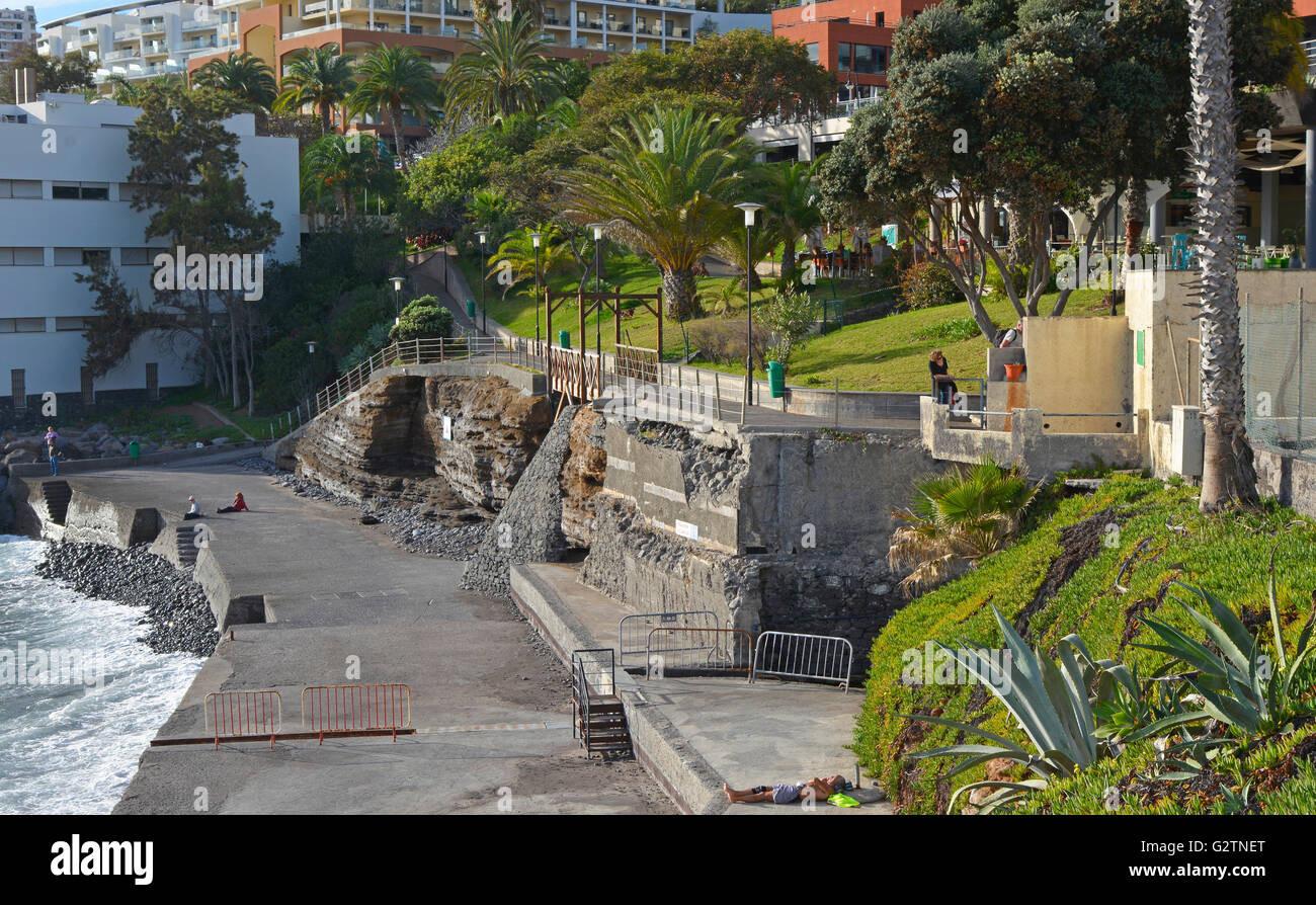 La passeggiata sul lungomare in zona del Lido di Funchal in Madeira, Portogallo. Con le persone. Foto Stock