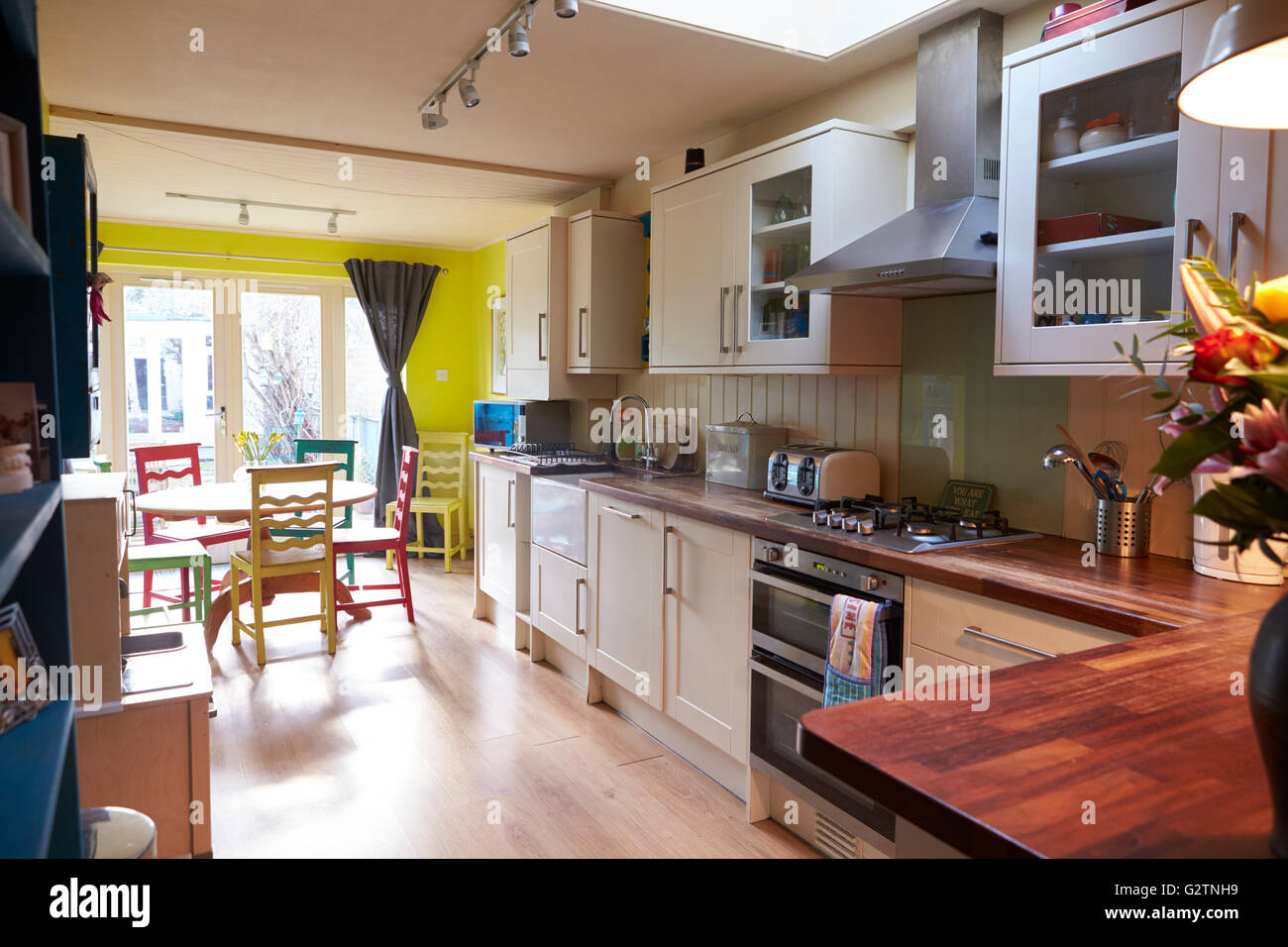 Interno dell appartamento che mostra la cucina e la sala da pranzo Foto Stock
