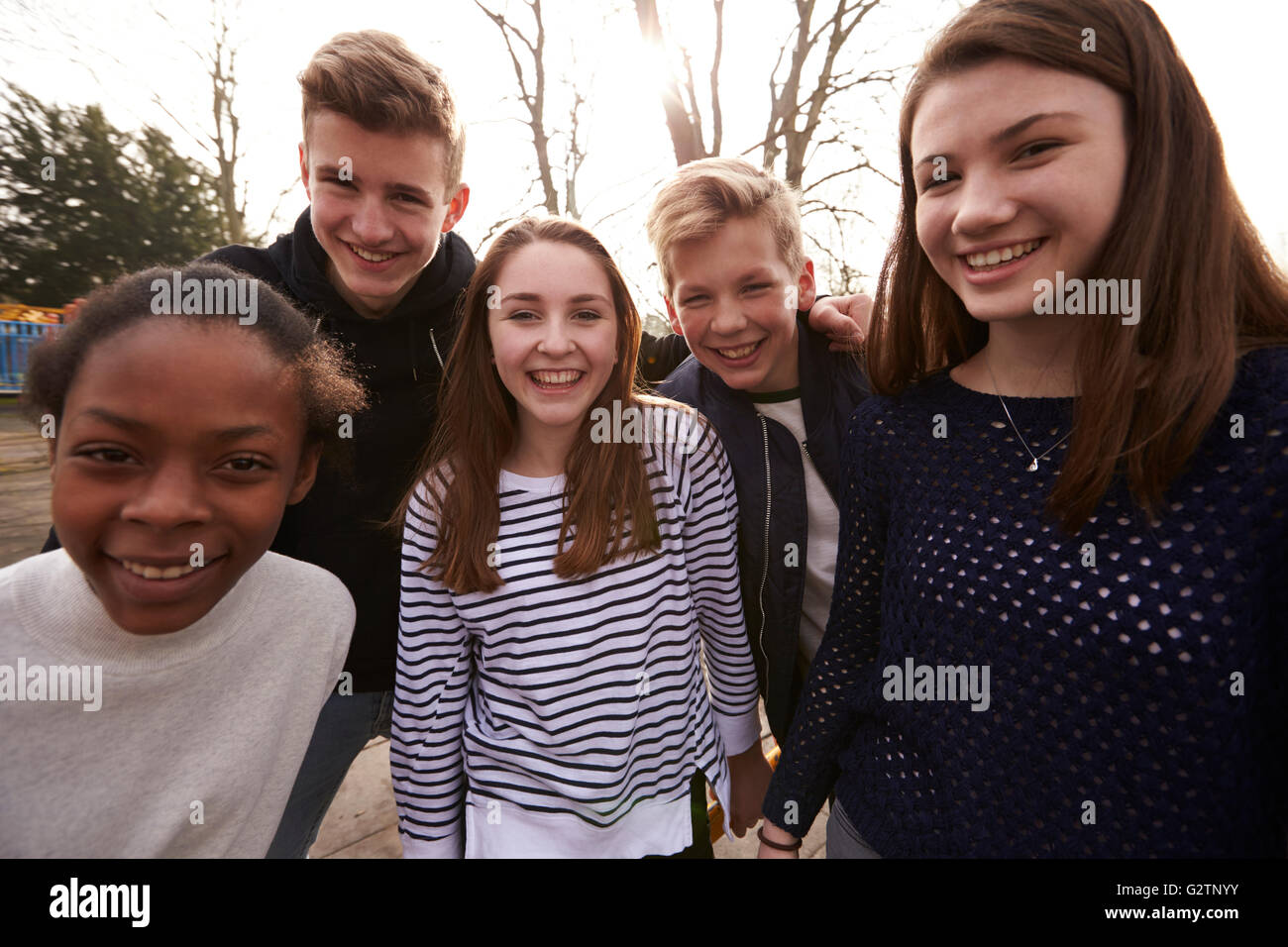 Ritratto di adolescenti amici appendere fuori in Park insieme Foto Stock