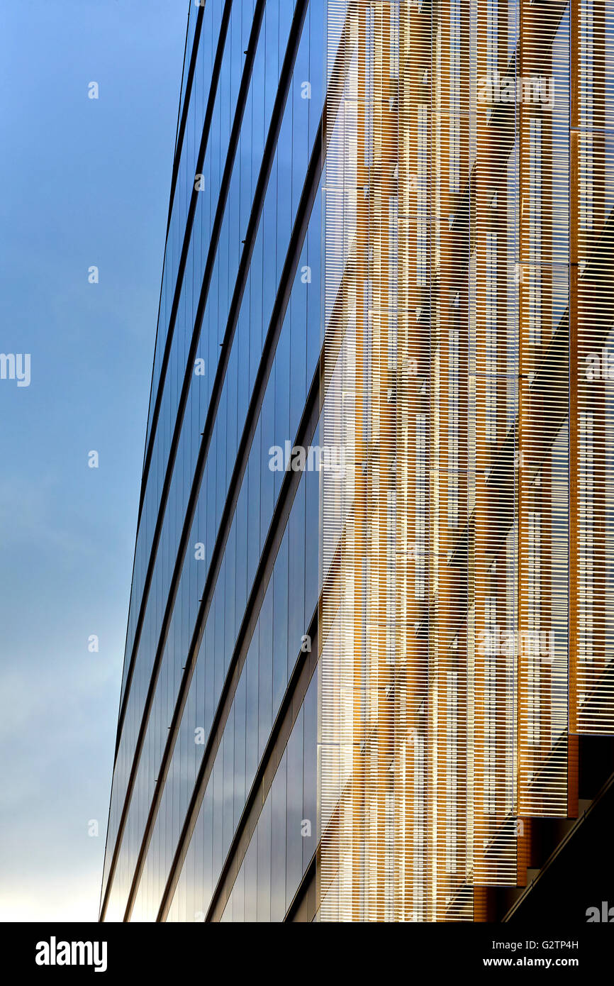 La facciata in vetro con vetro illuminato alette. Moorgate Exchange, Londra, Regno Unito. Architetto: HKR Architects, 2015. Foto Stock