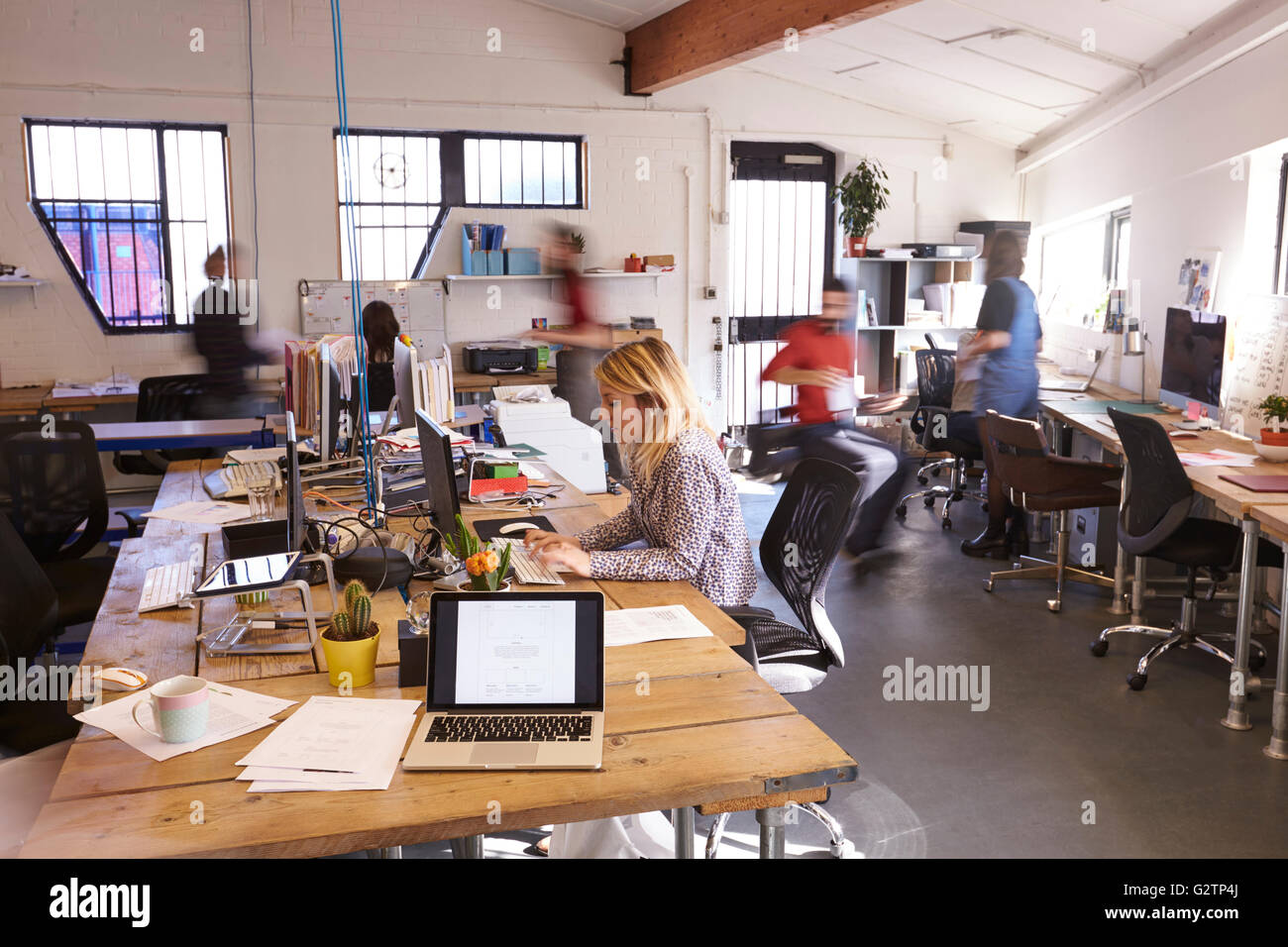 Interno occupato dell ufficio di progettazione con il personale Foto Stock