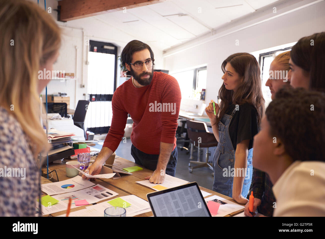 Creative Riunione di brainstorming in ufficio di progettazione Foto Stock