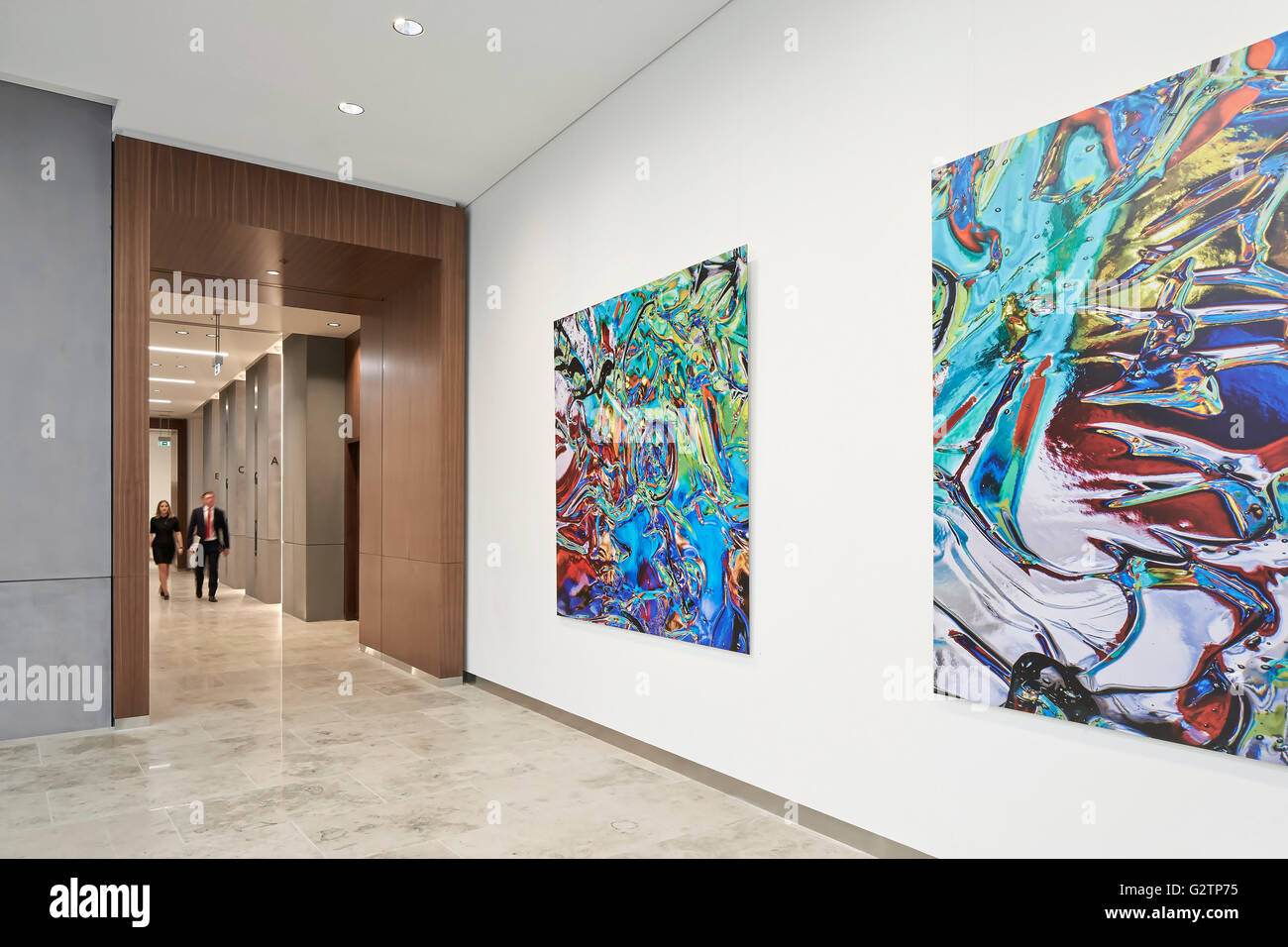 Ufficio corridoio con montati a parete artwork. Moorgate Exchange, Londra, Regno Unito. Architetto: HKR Architects, 2015. Foto Stock