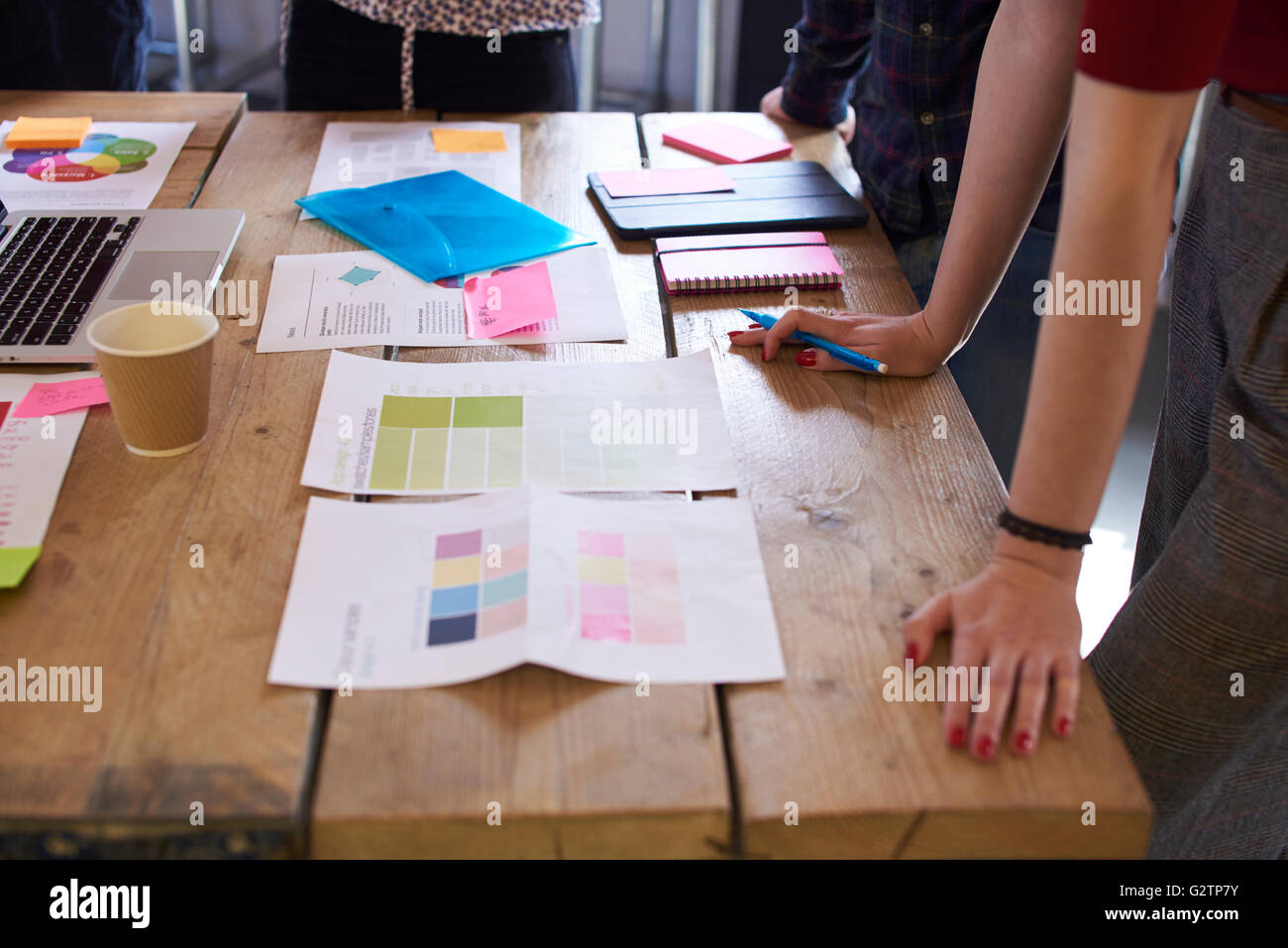 Close Up di progettisti a discutere i layout e schemi di colore Foto Stock
