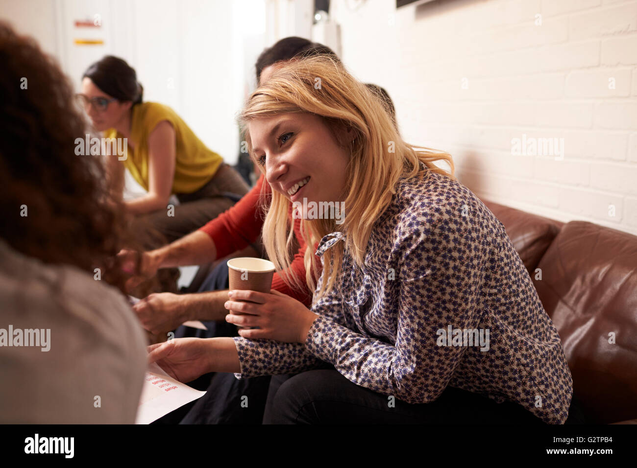 I progettisti seduto sul divano avente Riunione creativi in Office Foto Stock