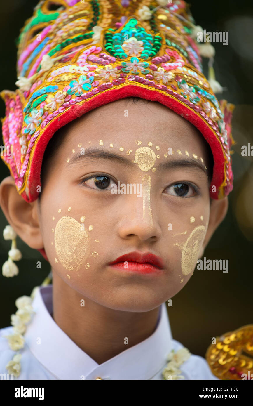 Un ragazzo durante un shinbyu novitiation cerimonia alla Shwedagon pagoda yangon, myanmar Foto Stock