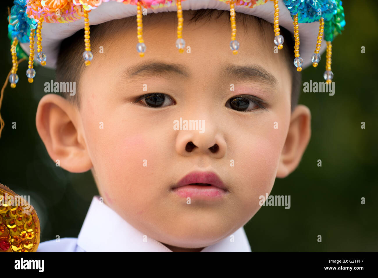 Un ragazzo durante un shinbyu novitiation cerimonia alla Shwedagon pagoda yangon, myanmar Foto Stock