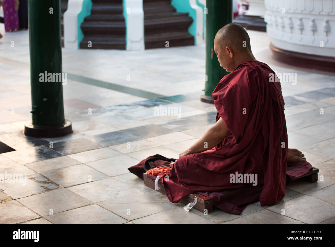 Meditando monaco buddista a Shwedagon pagoda yangon, myanmar Foto Stock