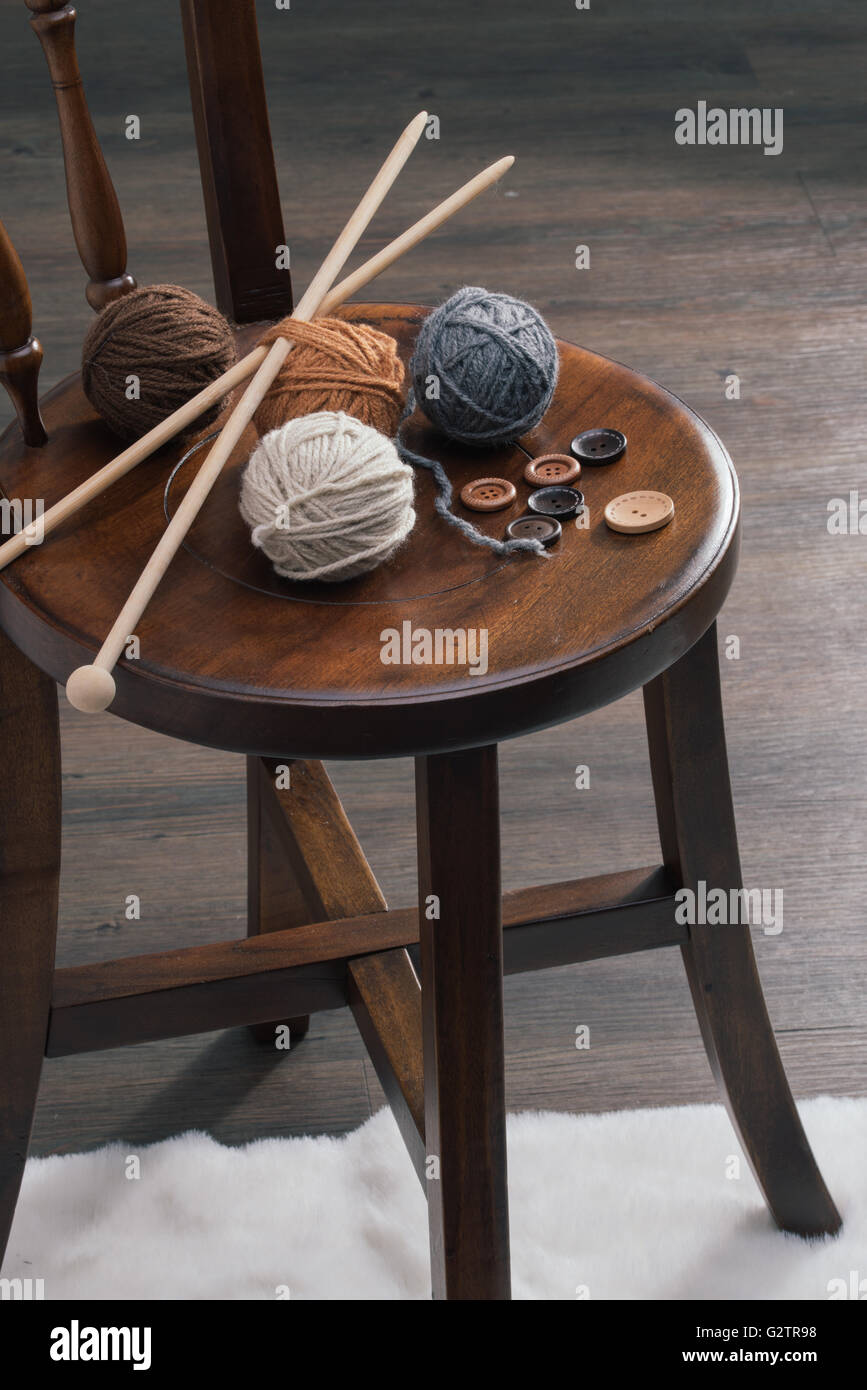 Pulsante e sfera di filato sulla sedia in legno fatti a mano, Foto Stock