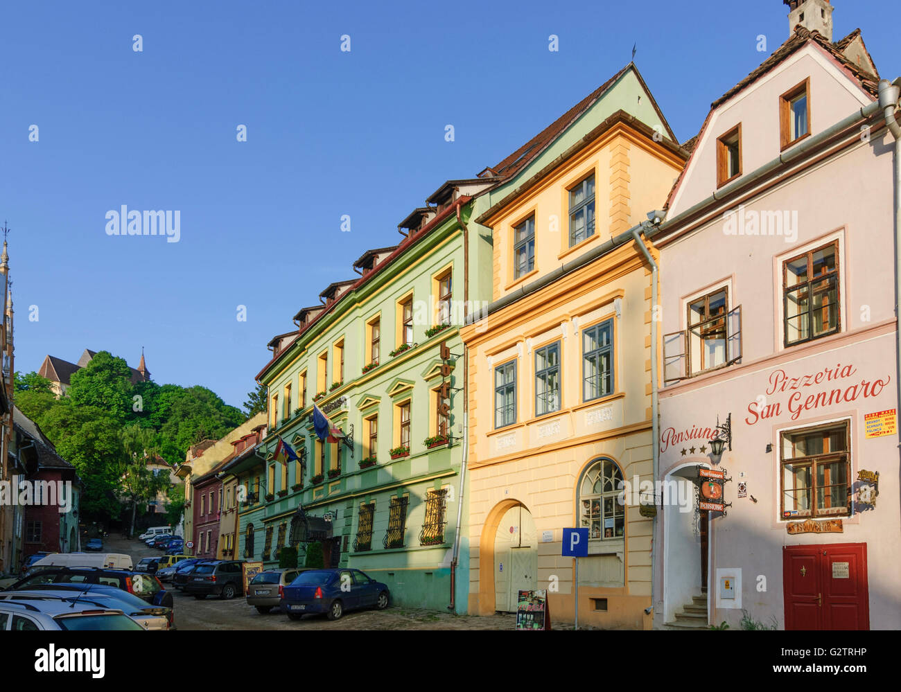 Città Vecchia ;Scolli Street affacciato sul Schulberg con Bergkirche, Romania, Transilvania, Transilvania, Sighisoara Foto Stock