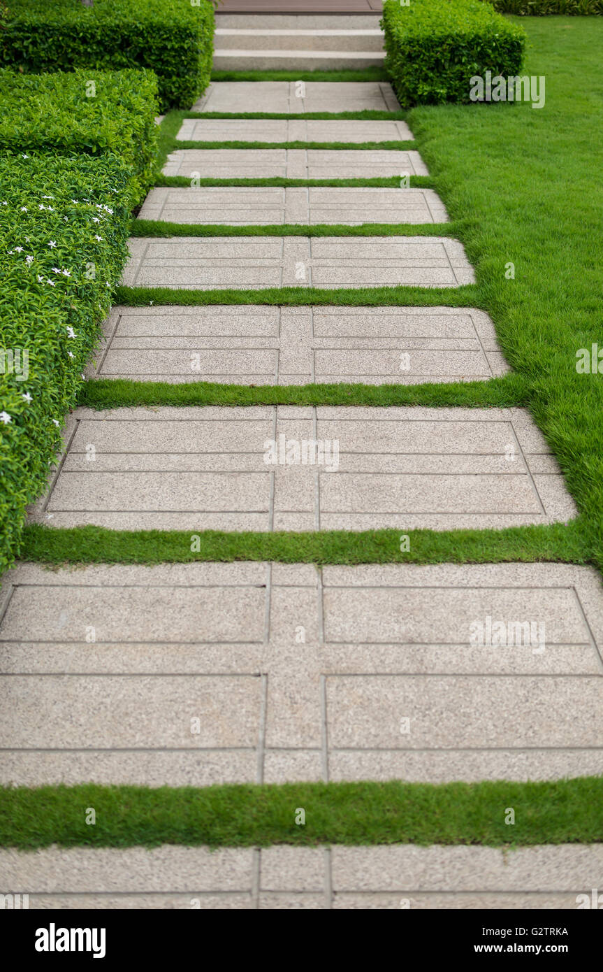 Texture di ghiaia ed erba di striscia come sfondo Foto Stock