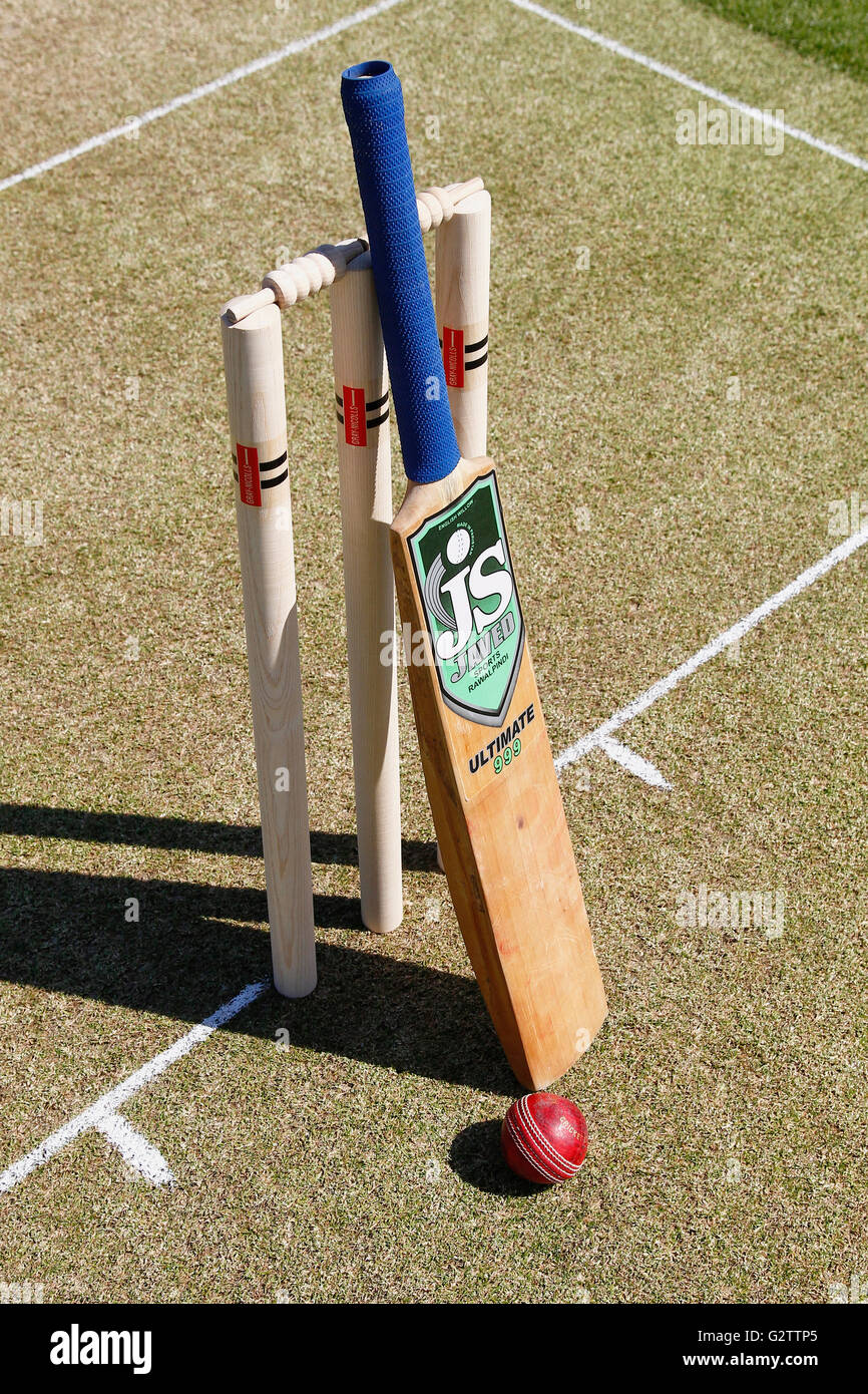 Sport a sfere, cricket, bat e la sfera accanto a ceppi. Foto Stock