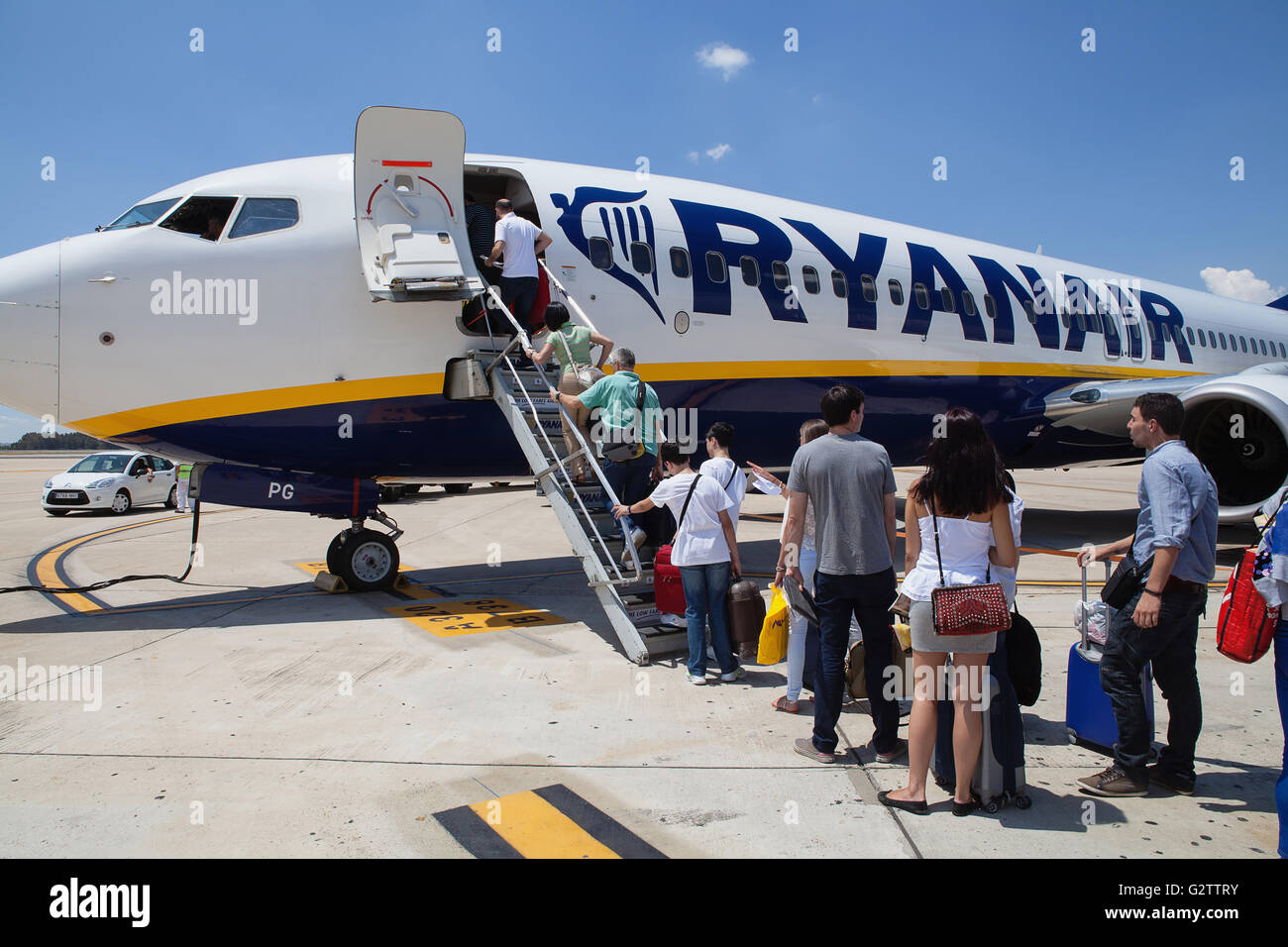 Trasporto, aria, jet del passeggero, ai passeggeri di salire a bordo di un jet di Ryanair presso l'aeroporto di Siviglia. Foto Stock