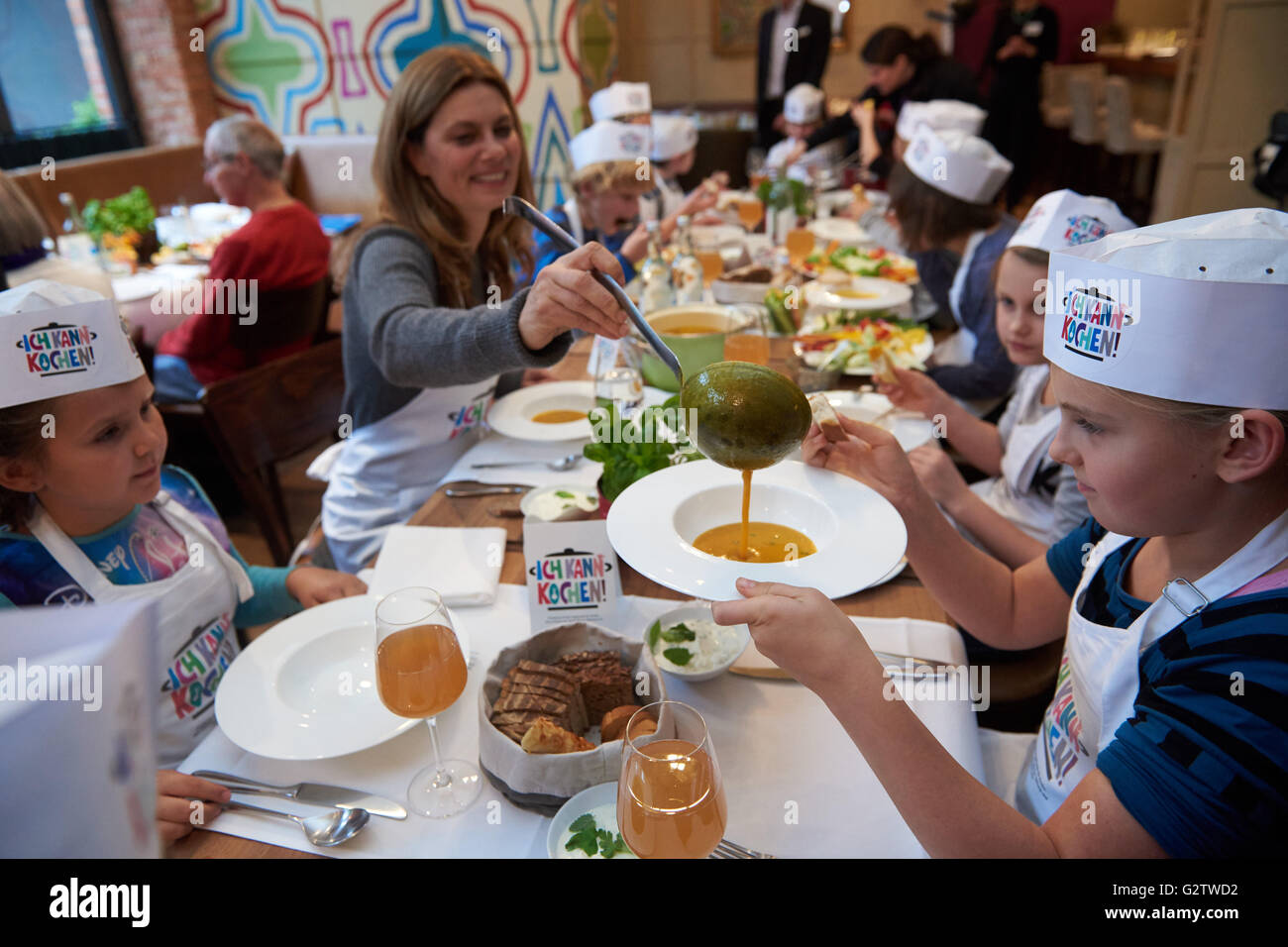 15.10.2015, Berlin, Berlin, Germania - Conferenza stampa della campagna : posso cucinare - la Sarah Wiener Foundation e la Barmer GEK, Vienna con Sarah, Fernsehkoechin, nella sala ristorante. 00Y151015D013CAROEX.JPG - non per la vendita in G E R M A N Y, A U S T R I A, S W I T Z e R L A N D [modello di rilascio: NO, la proprietà di rilascio: NO, (c) caro agenzia fotografica / Teich, http://www.caro-images.com, info@carofoto.pl - Qualsiasi uso di questa immagine è soggetto a royalty!] Foto Stock