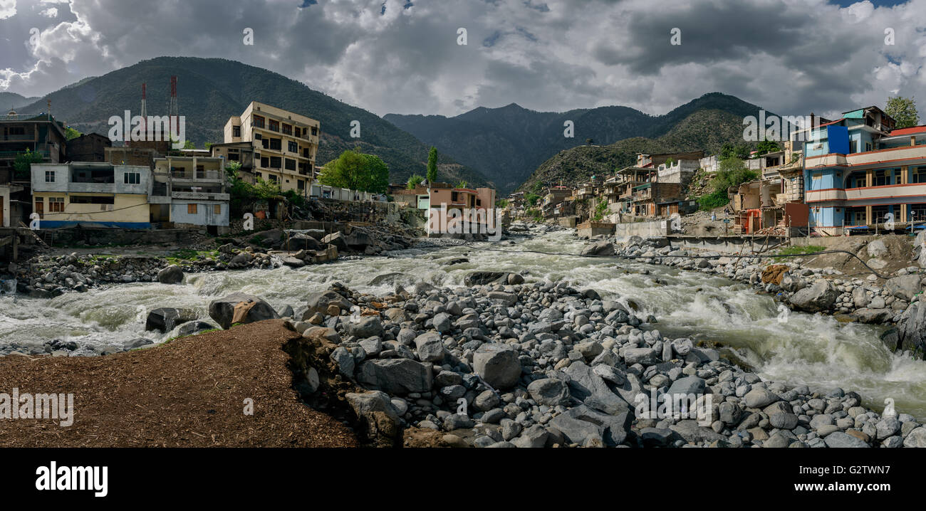 Bahrain village è nella valle di Swat famosa per il turismo e la bellezza naturale,paesaggio del nord del Pakistan. Foto Stock