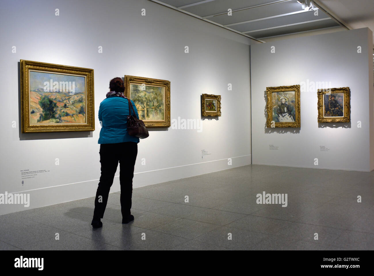 07.10.2015, Bonn, Renania settentrionale-Vestfalia, Germania - nell'arte di Bonn e la sala espositiva si terrà dal 8 ottobre 2015 fino al 21 febbraio 20156 la mostra del Giappone amore di impressionismo invece. Foto: Panorama della mostra, immagini di Paul Cezanne. Repubblica federale di Germania, Bonn, 07.10.2015 - Nell'arte di Bonn e la sala espositiva si terrà dal 8 ottobre 2015 al 21 febbraio 20156, la mostra del Giappone amore di impressionismo invece. Foto: Panorama della mostra, foto di Paolo CÌ © zanne. L'ESP151007D168CAROEX.JPG - non per la vendita in G E R M A N Y, A U S T R I A, S W I T Z e R L A N D [modello di rilascio: NO, Foto Stock 07.10.2015, Bonn, Renania settentrionale-Vestfalia, Germania - nell'arte di Bonn e la sala espositiva si terrà dal 8 ottobre 2015 fino al 21 febbraio 20156 la mostra del Giappone amore di impressionismo invece. Foto: Panorama della mostra, immagini di Paul Cezanne. Repubblica federale di Germania, Bonn, 07.10.2015 - Nell'arte di Bonn e la sala espositiva si terrà dal 8 ottobre 2015 al 21 febbraio 20156, la mostra del Giappone amore di impressionismo invece. Foto: Panorama della mostra, foto di Paolo CÌ © zanne. L'ESP151007D168CAROEX.JPG - non per la vendita in G E R M A N Y, A U S T R I A, S W I T Z e R L A N D [modello di rilascio: NO, Foto Stock