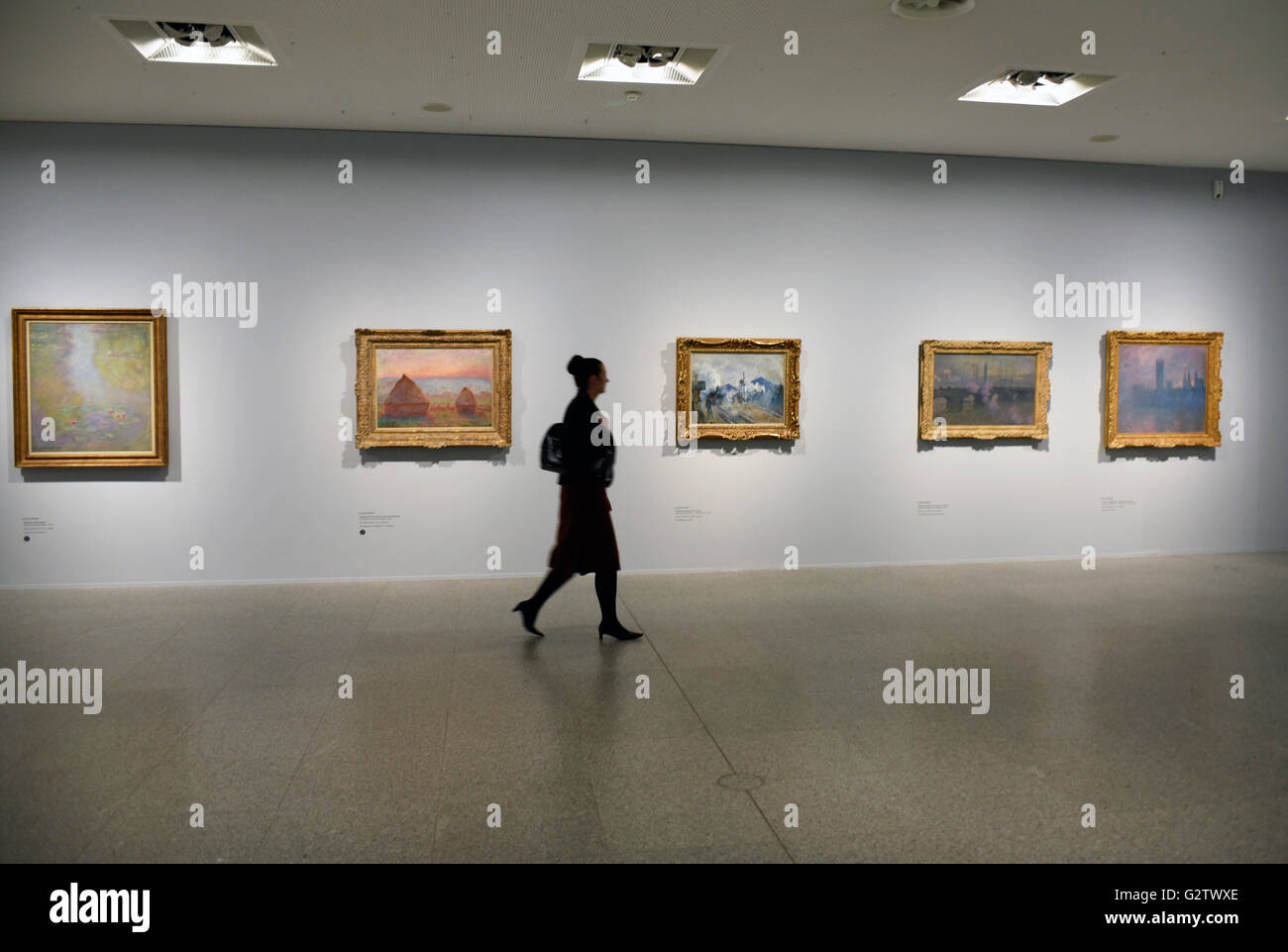 07.10.2015, Bonn, Renania settentrionale-Vestfalia, Germania - nell'arte di Bonn e la sala espositiva si terrà dal 8 ottobre 2015 fino al 21 febbraio 20156 la mostra del Giappone amore di impressionismo invece. Foto: Panorama della mostra, immagini di Claude Monet. Repubblica federale di Germania, Bonn, 07.10.2015 - Nell'arte di Bonn e la sala espositiva si terrà dal 8 ottobre 2015 al 21 febbraio 20156, la mostra del Giappone amore di impressionismo invece. Foto: Panorama della mostra, foto di Claude Monet. L'ESP151007D169CAROEX.JPG - non per la vendita in G E R M A N Y, A U S T R I A, S W I T Z e R L A N D [modello di rilascio: NO, PR Foto Stock 07.10.2015, Bonn, Renania settentrionale-Vestfalia, Germania - nell'arte di Bonn e la sala espositiva si terrà dal 8 ottobre 2015 fino al 21 febbraio 20156 la mostra del Giappone amore di impressionismo invece. Foto: Panorama della mostra, immagini di Claude Monet. Repubblica federale di Germania, Bonn, 07.10.2015 - Nell'arte di Bonn e la sala espositiva si terrà dal 8 ottobre 2015 al 21 febbraio 20156, la mostra del Giappone amore di impressionismo invece. Foto: Panorama della mostra, foto di Claude Monet. L'ESP151007D169CAROEX.JPG - non per la vendita in G E R M A N Y, A U S T R I A, S W I T Z e R L A N D [modello di rilascio: NO, PR Foto Stock