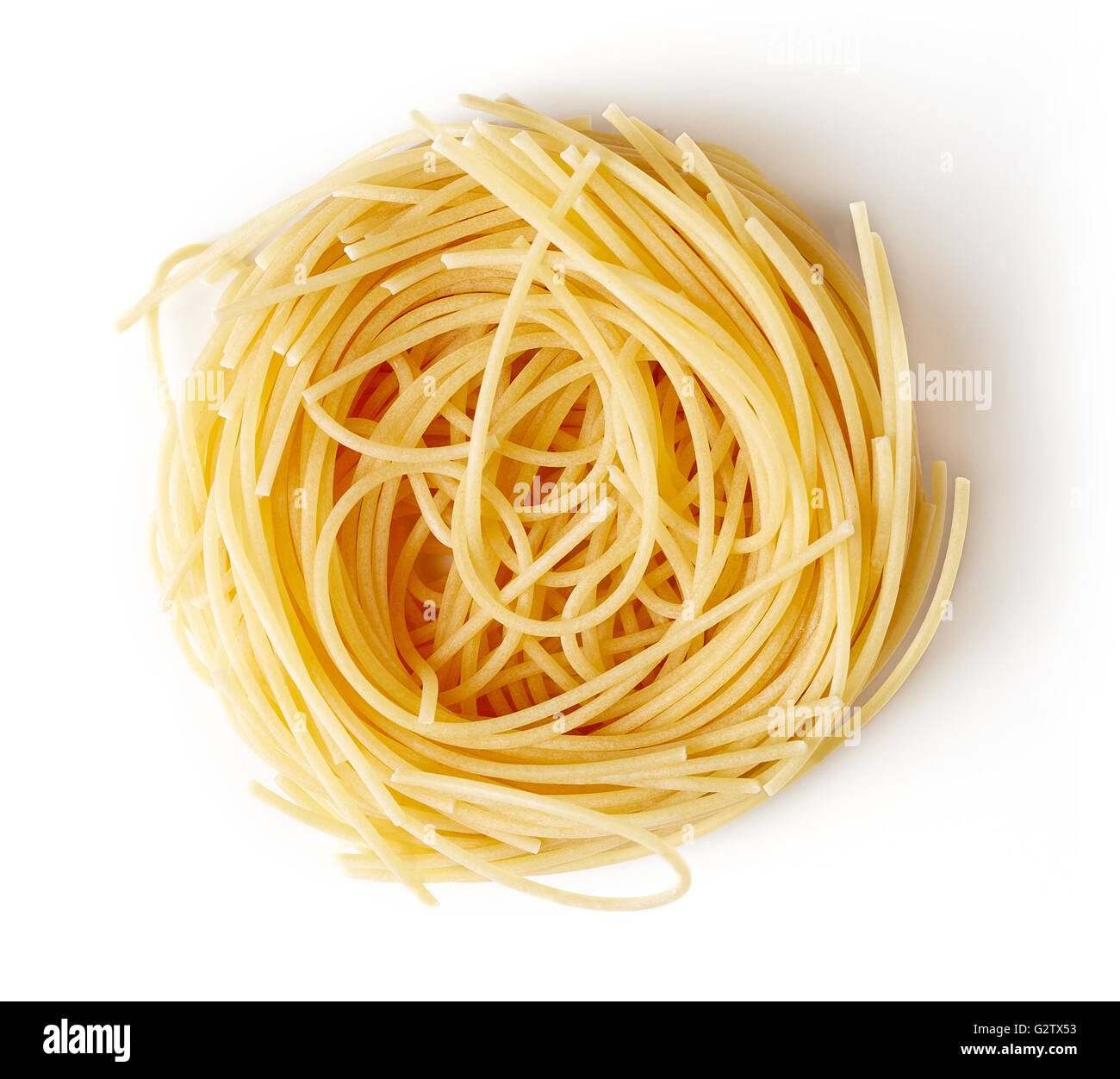 Pasta all'uovo nest isolati su sfondo bianco, vista dall'alto Foto Stock