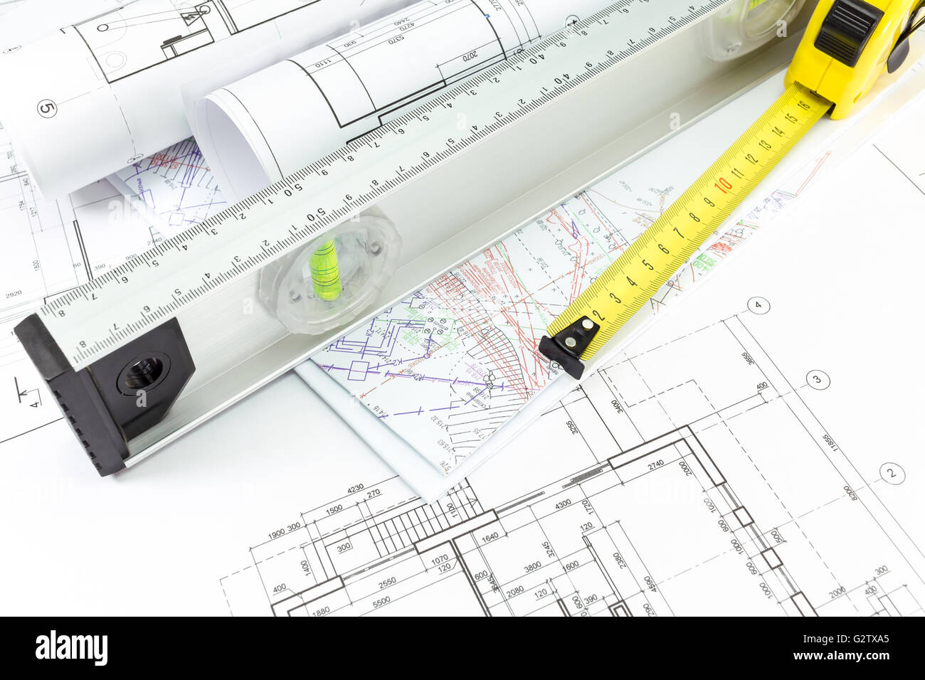 Costruzione casa piani di costruzione con bolla di livello e nastro di misurazione Foto Stock